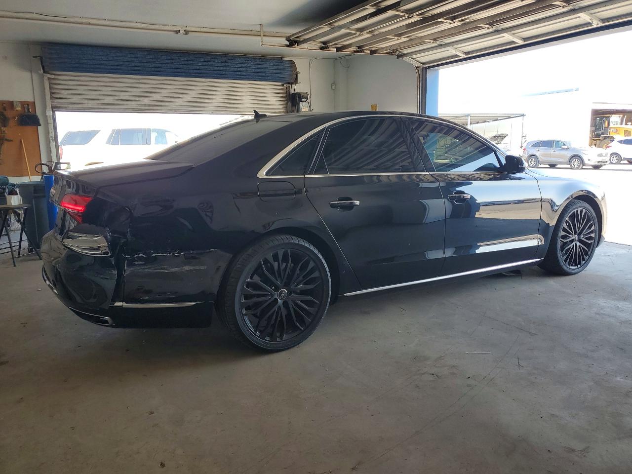 2015 Audi A8 Quattro Черный vin: WAUJGAFD6FN008788