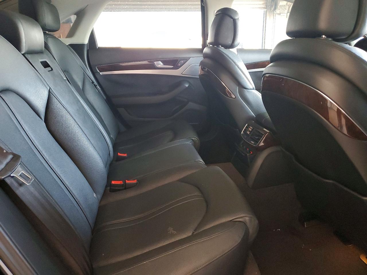2015 Audi A8 Quattro Черный vin: WAUJGAFD6FN008788
