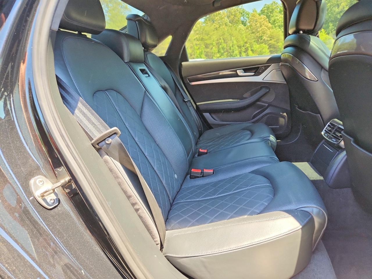2016 Audi S8 Quattro Black vin: WAUJSAFD4GN008742