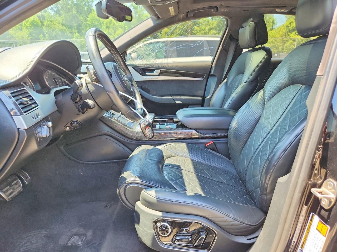 2016 Audi S8 Quattro Black vin: WAUJSAFD4GN008742