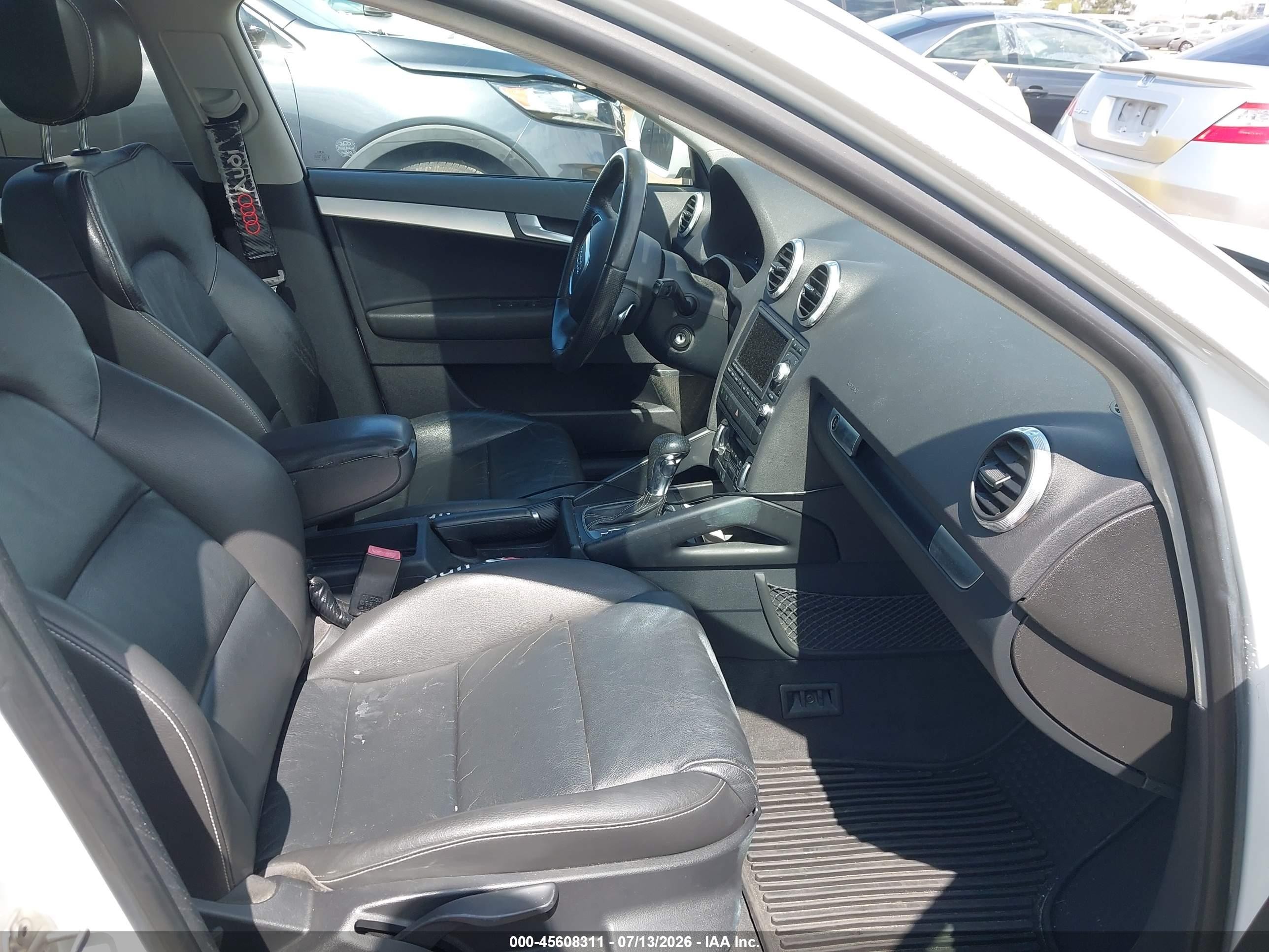 2010 Audi A3 2.0t Premium Белый vin: WAUKEAFM5AA112439