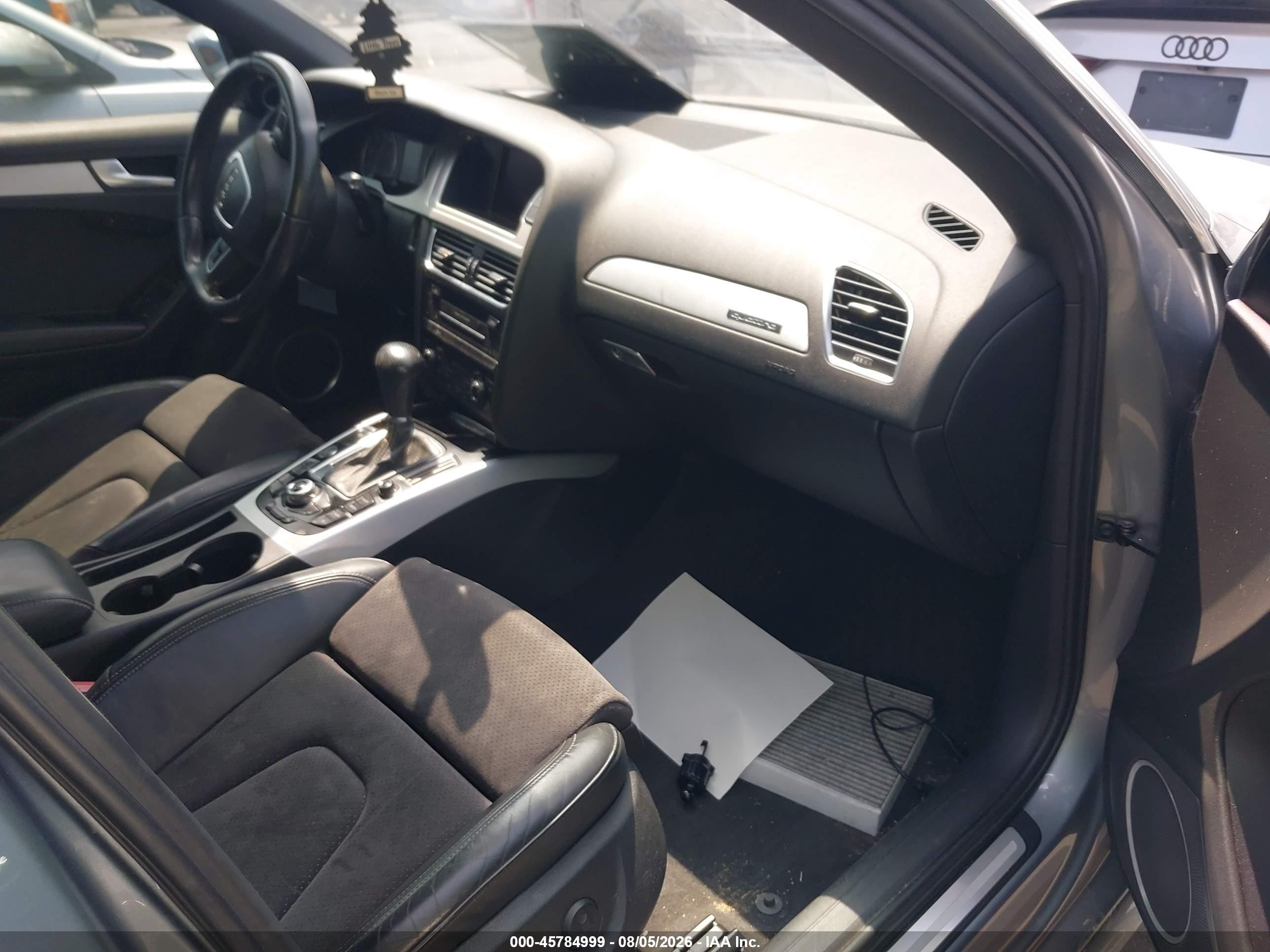2011 Audi A4 2.0t Premium Серебряный vin: WAUKFAFL2BN022468