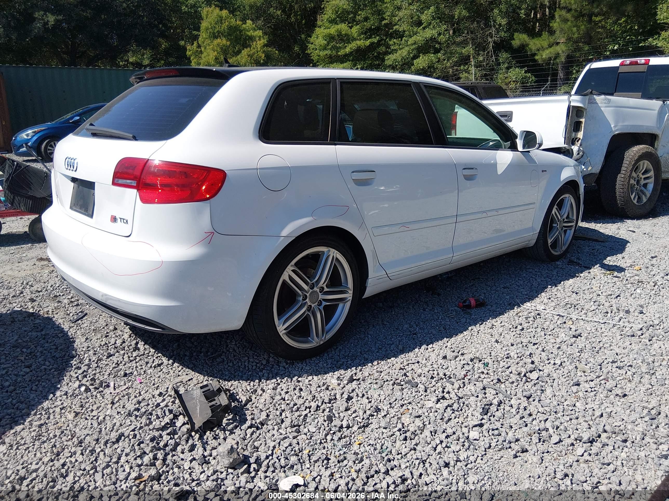 2012 Audi A3 2.0 Tdi Premium Белый vin: WAUKJAFM8CA091990