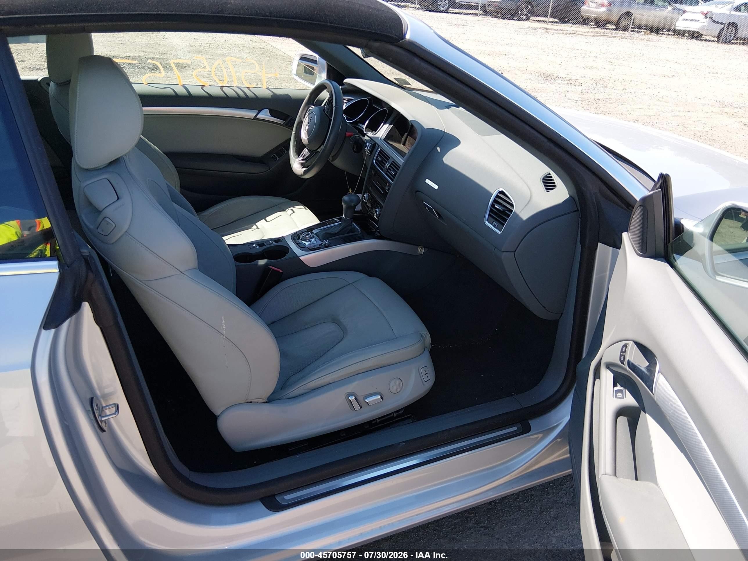 2013 Audi A5 2.0t Premium Серебряный vin: WAULFAFH0DN008295