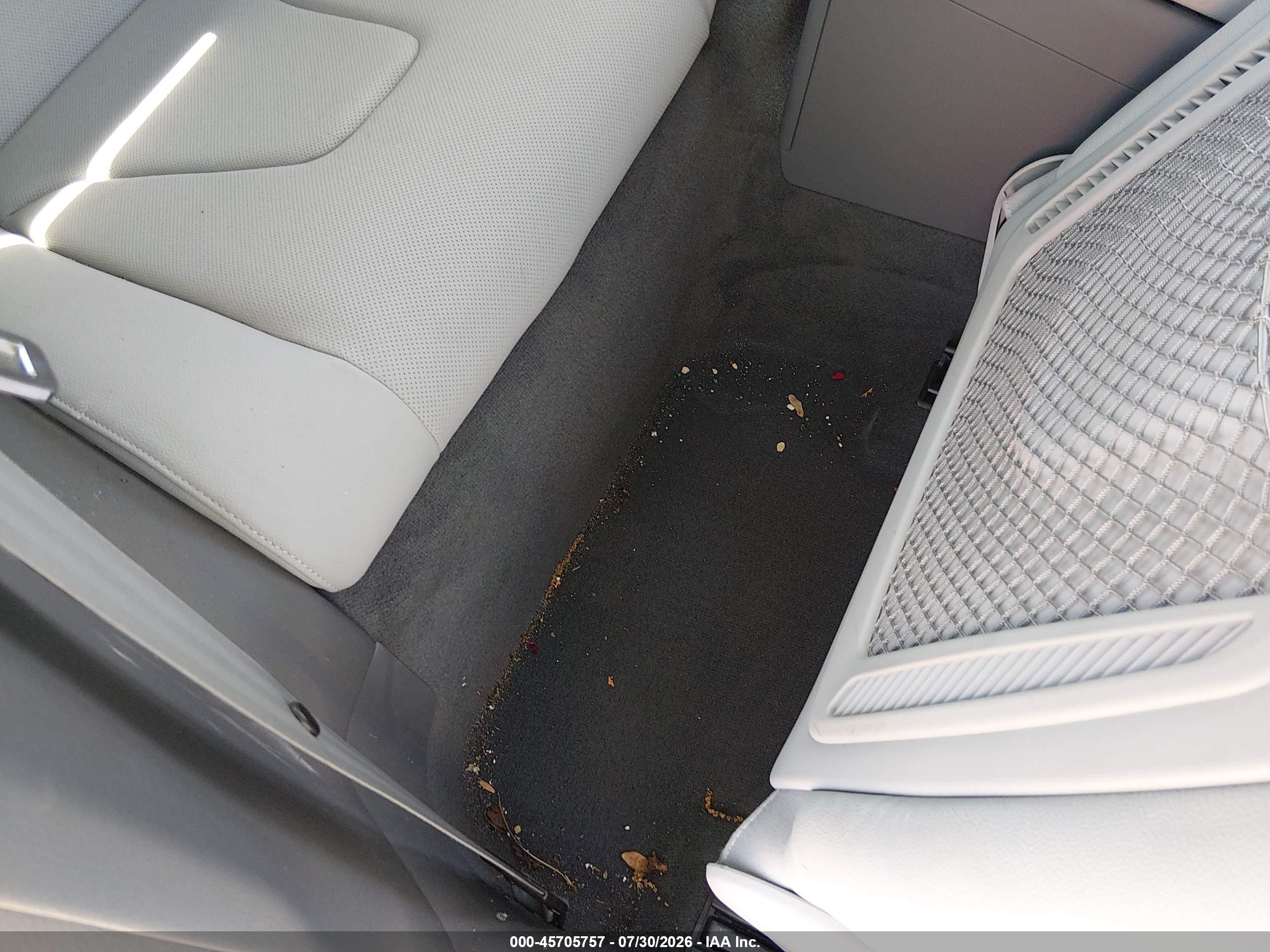 2013 Audi A5 2.0t Premium Серебряный vin: WAULFAFH0DN008295