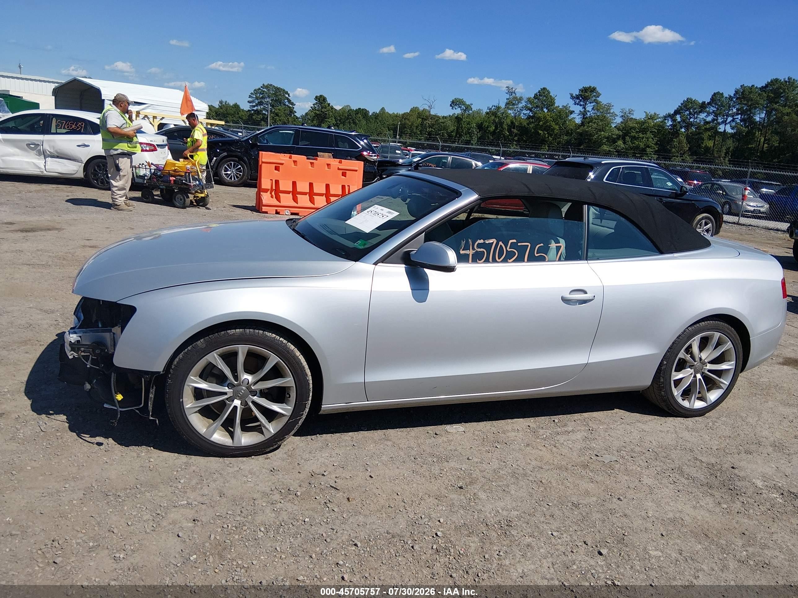 2013 Audi A5 2.0t Premium Серебряный vin: WAULFAFH0DN008295