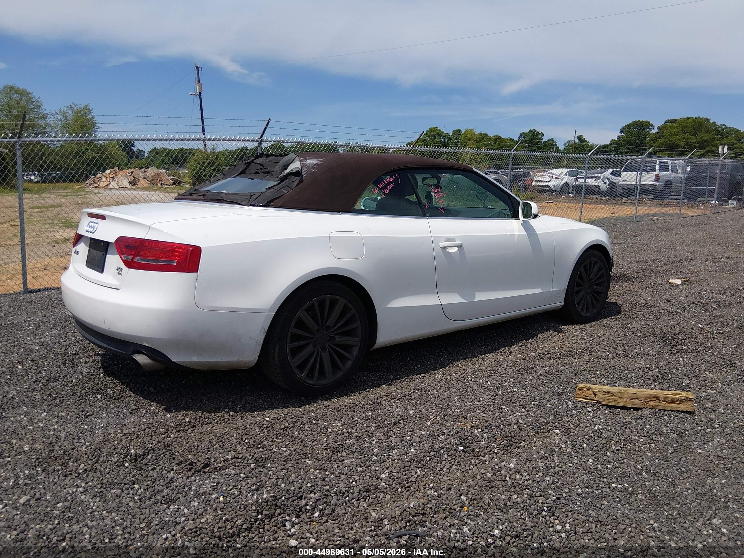 2012 Audi A5 2.0t Premium Белый vin: WAULFAFH2CN000360