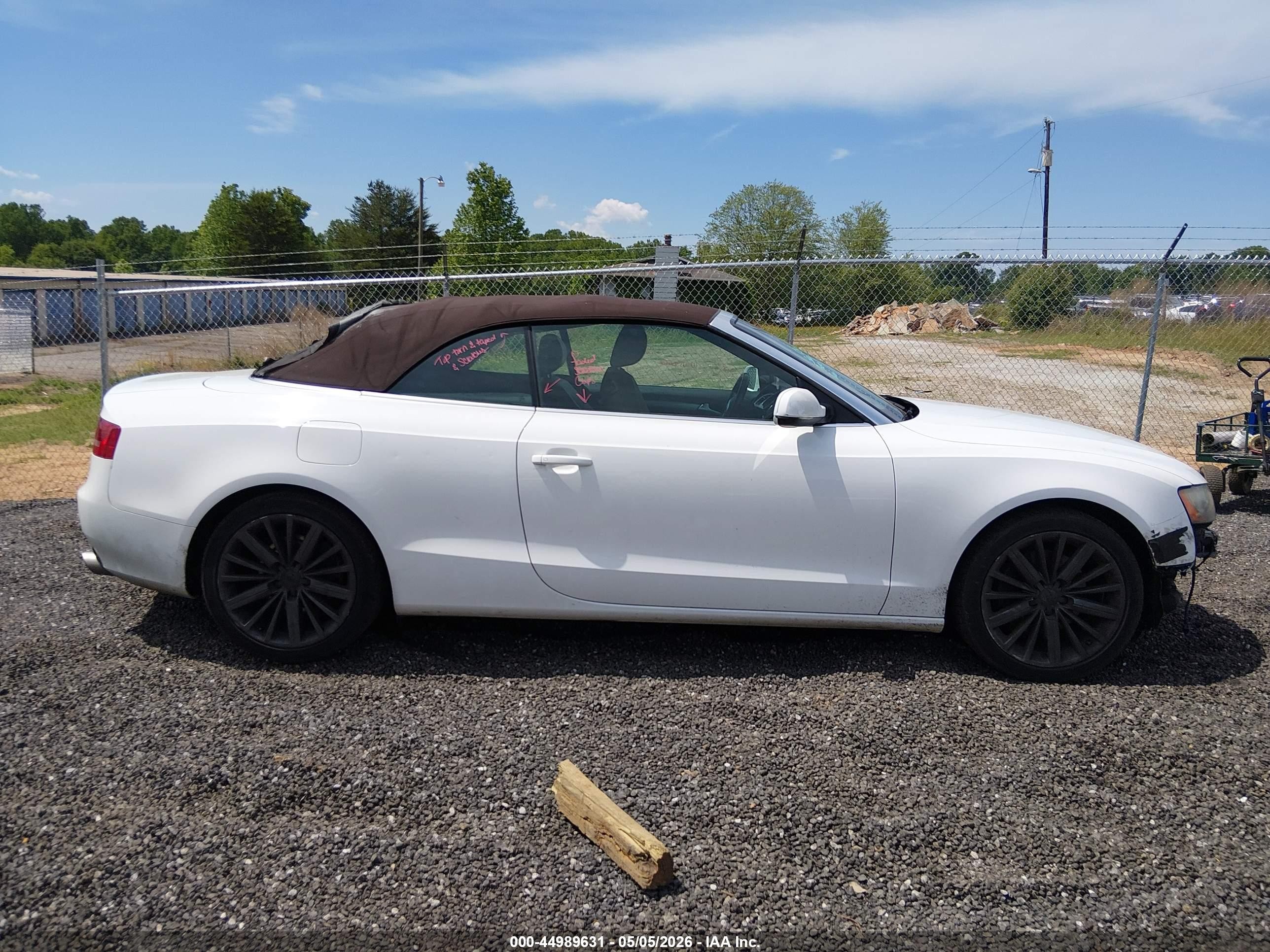 2012 Audi A5 2.0t Premium Белый vin: WAULFAFH2CN000360