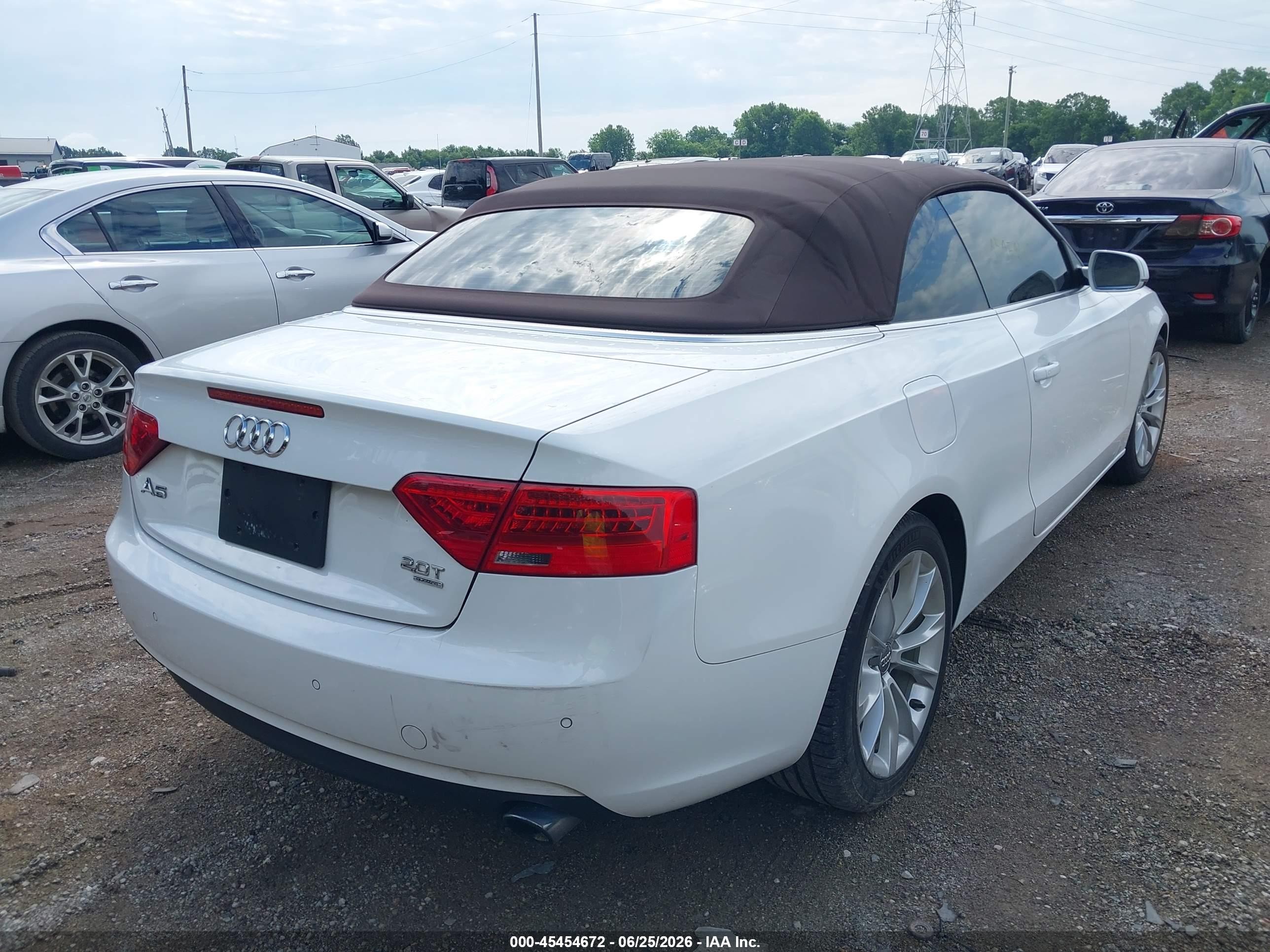 2013 Audi A5 2.0t Premium White vin: WAULFAFH2DN005902
