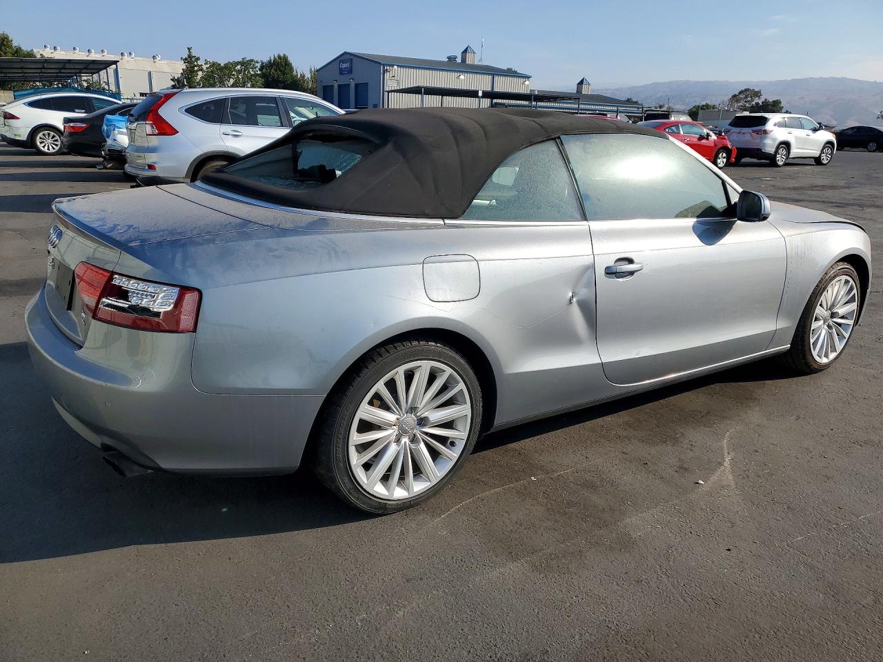 2011 Audi A5 Premium Plus Серебряный vin: WAULFAFH4BN013898