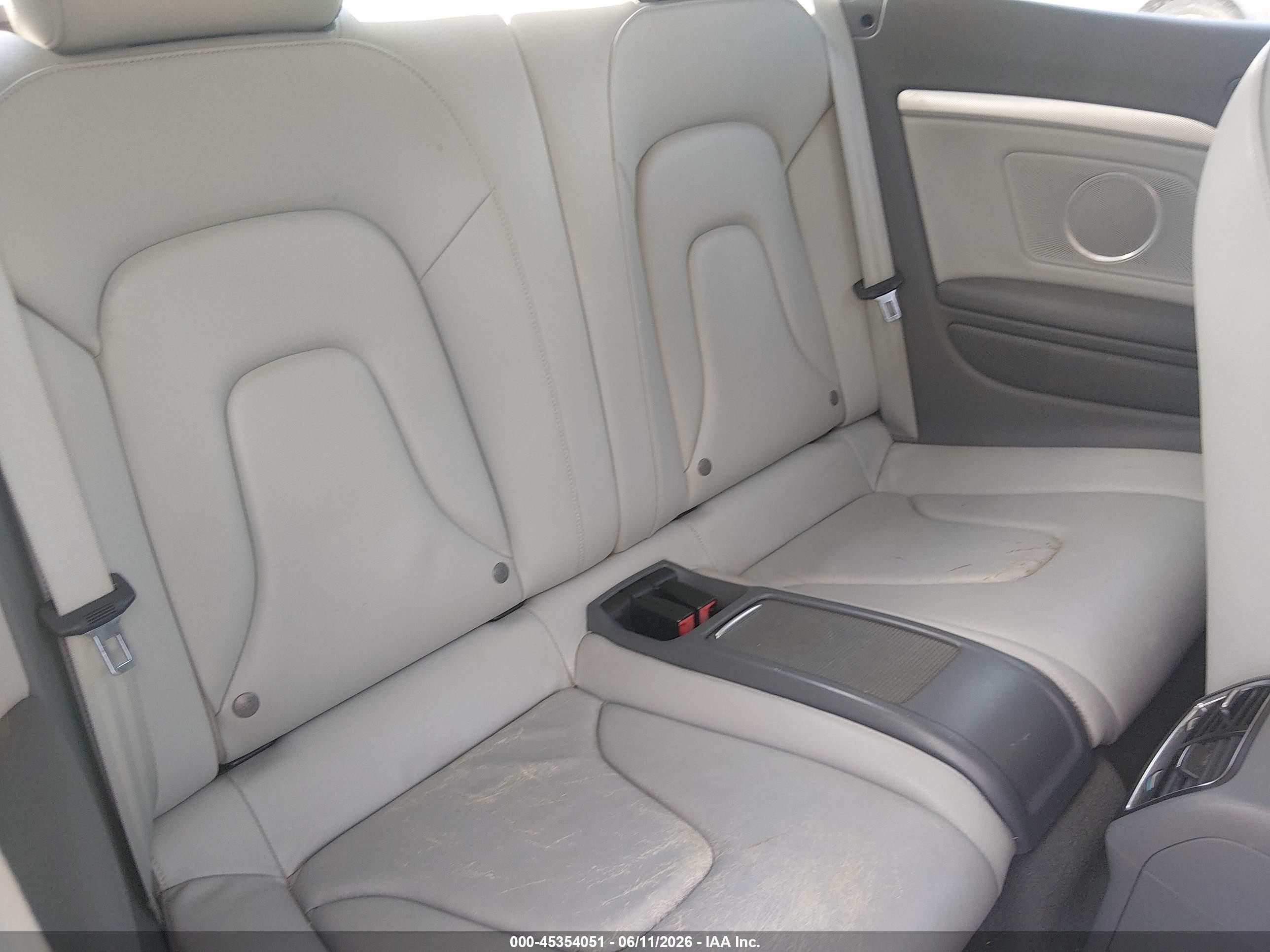 2013 Audi A5 2.0t Premium Белый vin: WAULFAFH4DN004766