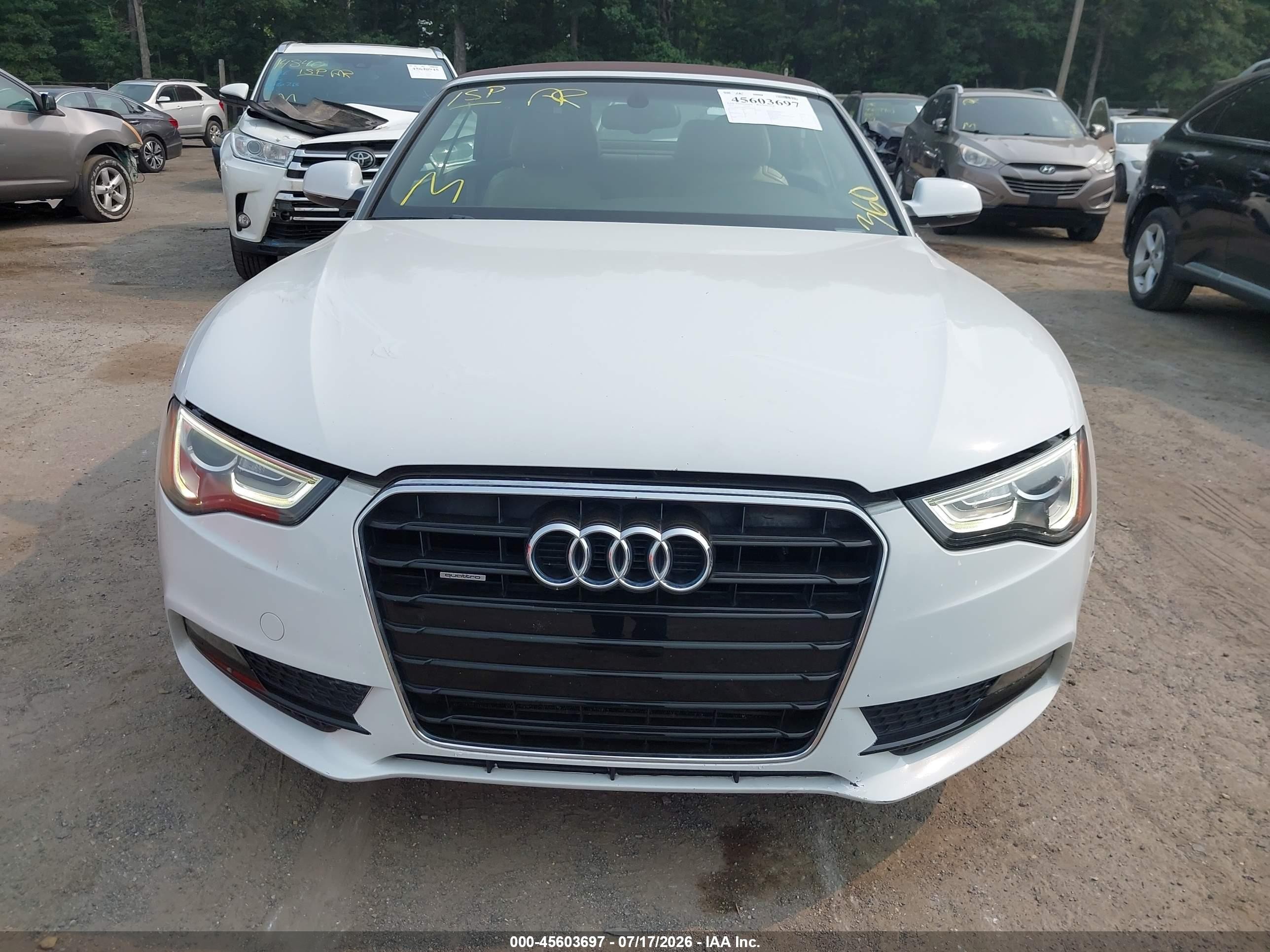 2013 Audi A5 2.0t Premium Белый vin: WAULFAFHXDN007669