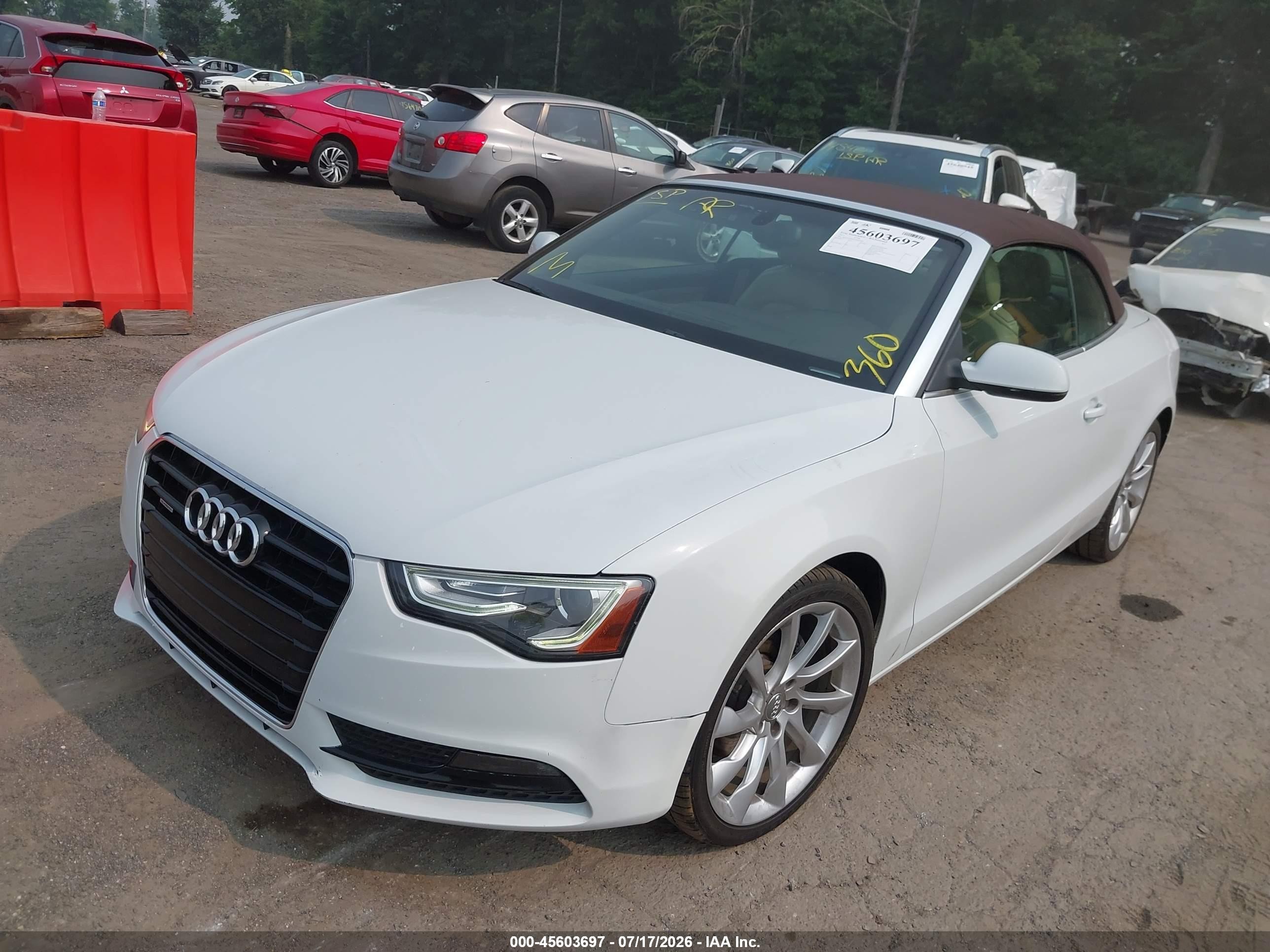 2013 Audi A5 2.0t Premium Белый vin: WAULFAFHXDN007669