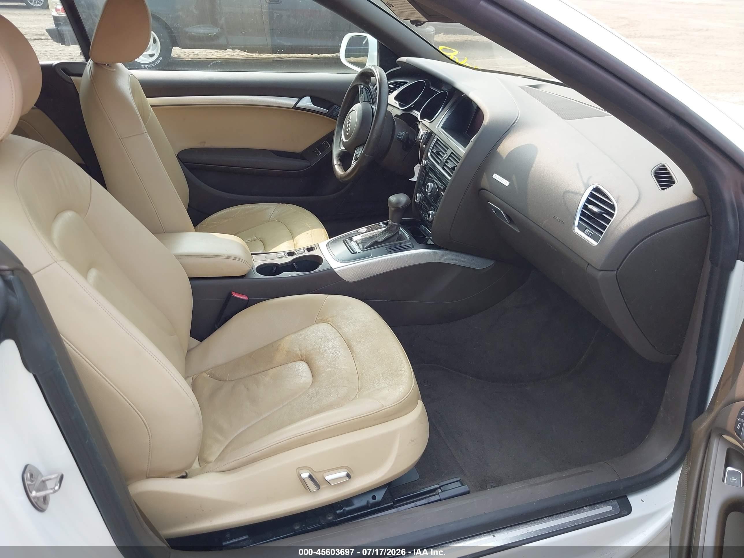 2013 Audi A5 2.0t Premium Белый vin: WAULFAFHXDN007669
