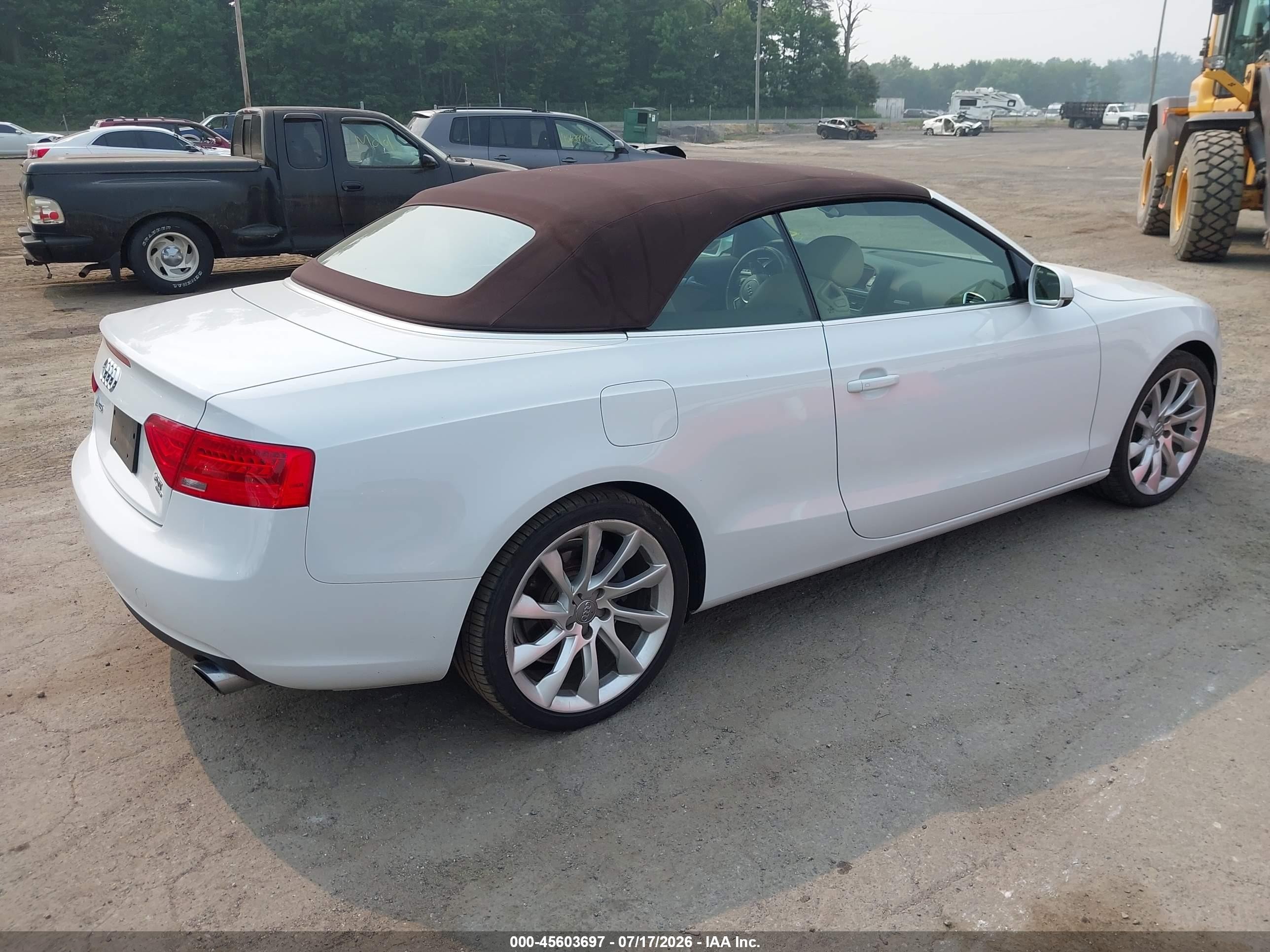 2013 Audi A5 2.0t Premium Белый vin: WAULFAFHXDN007669