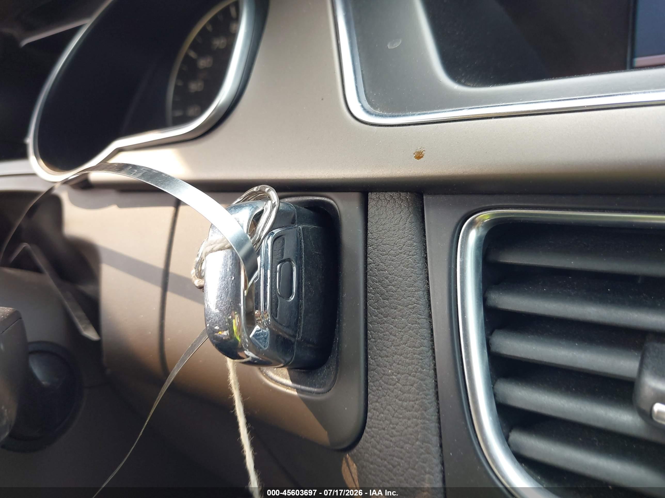 2013 Audi A5 2.0t Premium Белый vin: WAULFAFHXDN007669