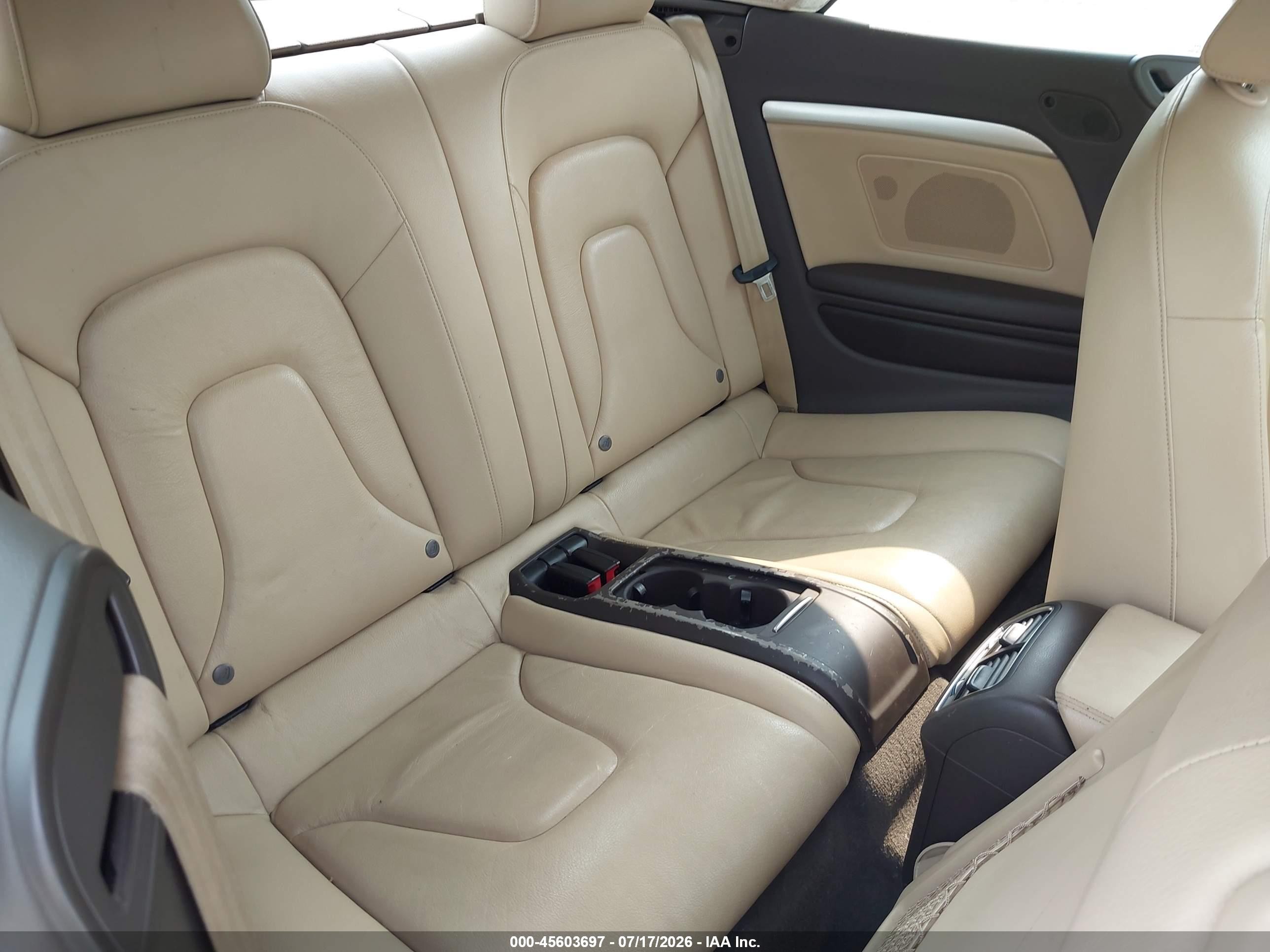 2013 Audi A5 2.0t Premium Белый vin: WAULFAFHXDN007669