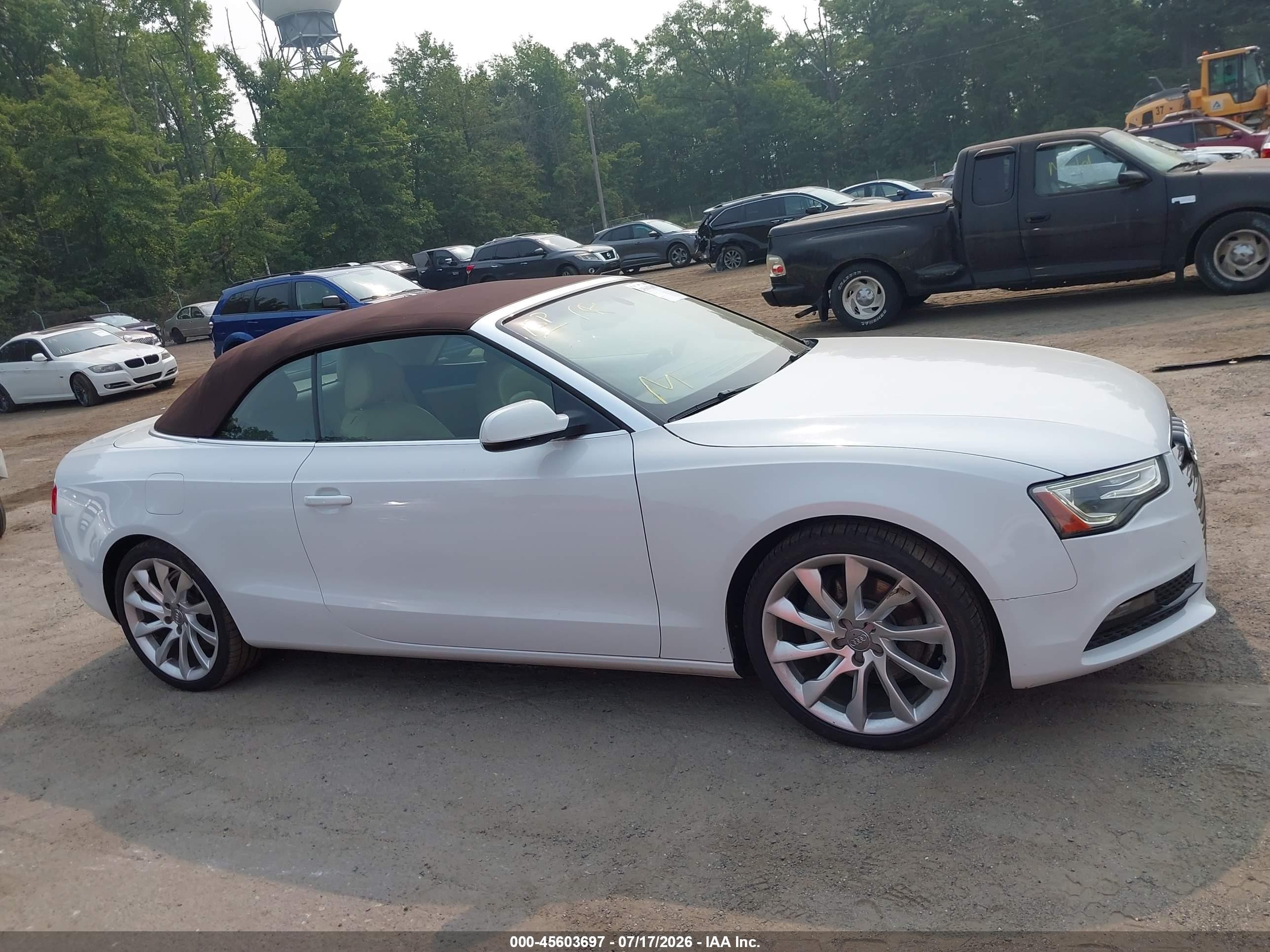 2013 Audi A5 2.0t Premium Белый vin: WAULFAFHXDN007669