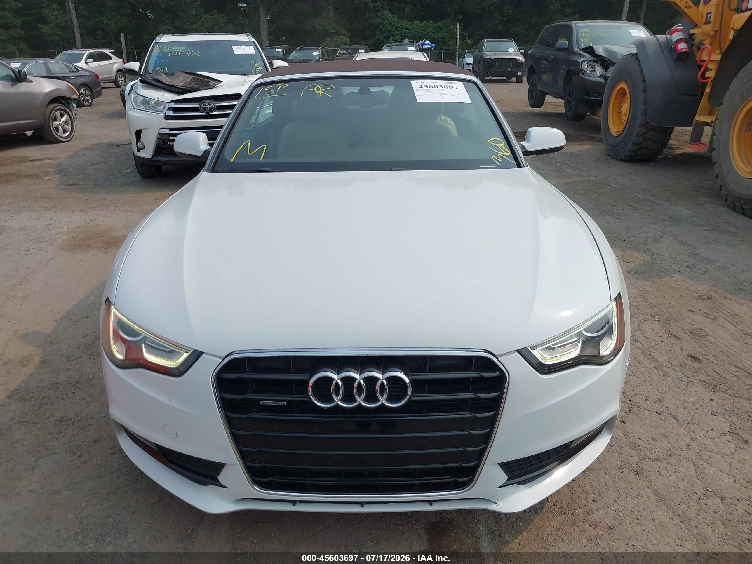 2013 Audi A5 2.0t Premium Белый vin: WAULFAFHXDN007669