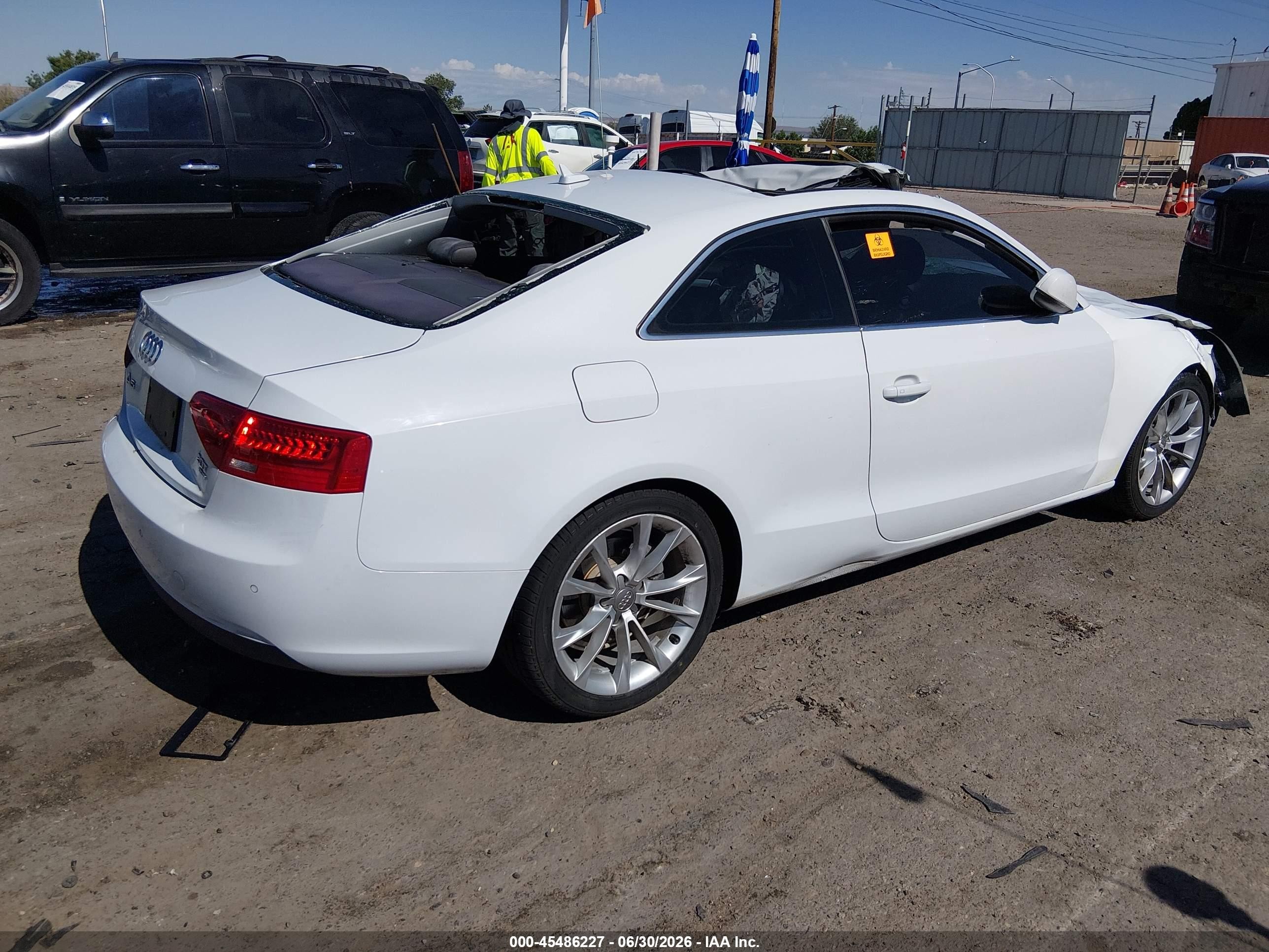 2013 Audi A5 2.0t Premium White vin: WAULFAFR1DA064343