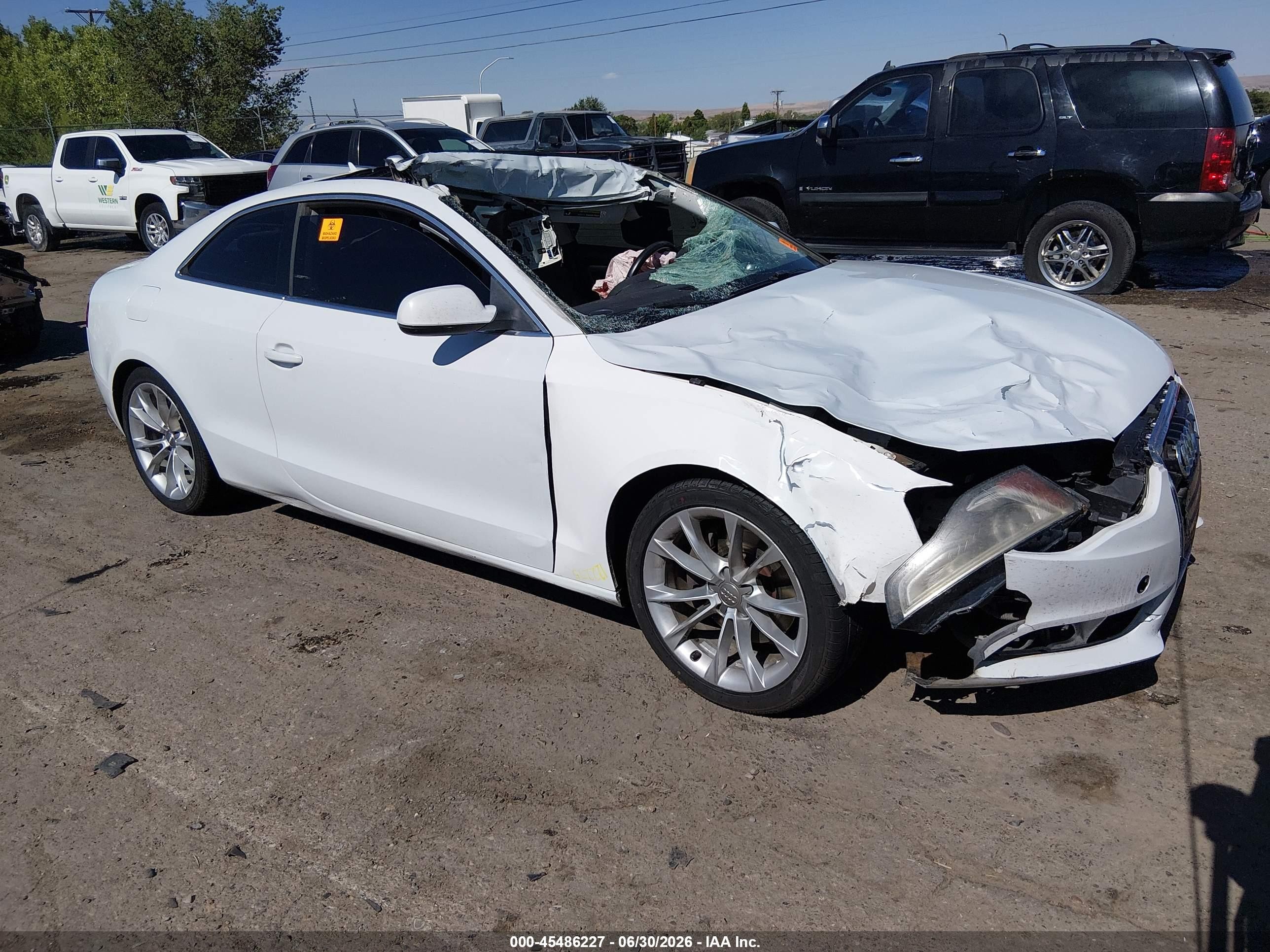 2013 Audi A5 2.0t Premium Белый vin: WAULFAFR1DA064343