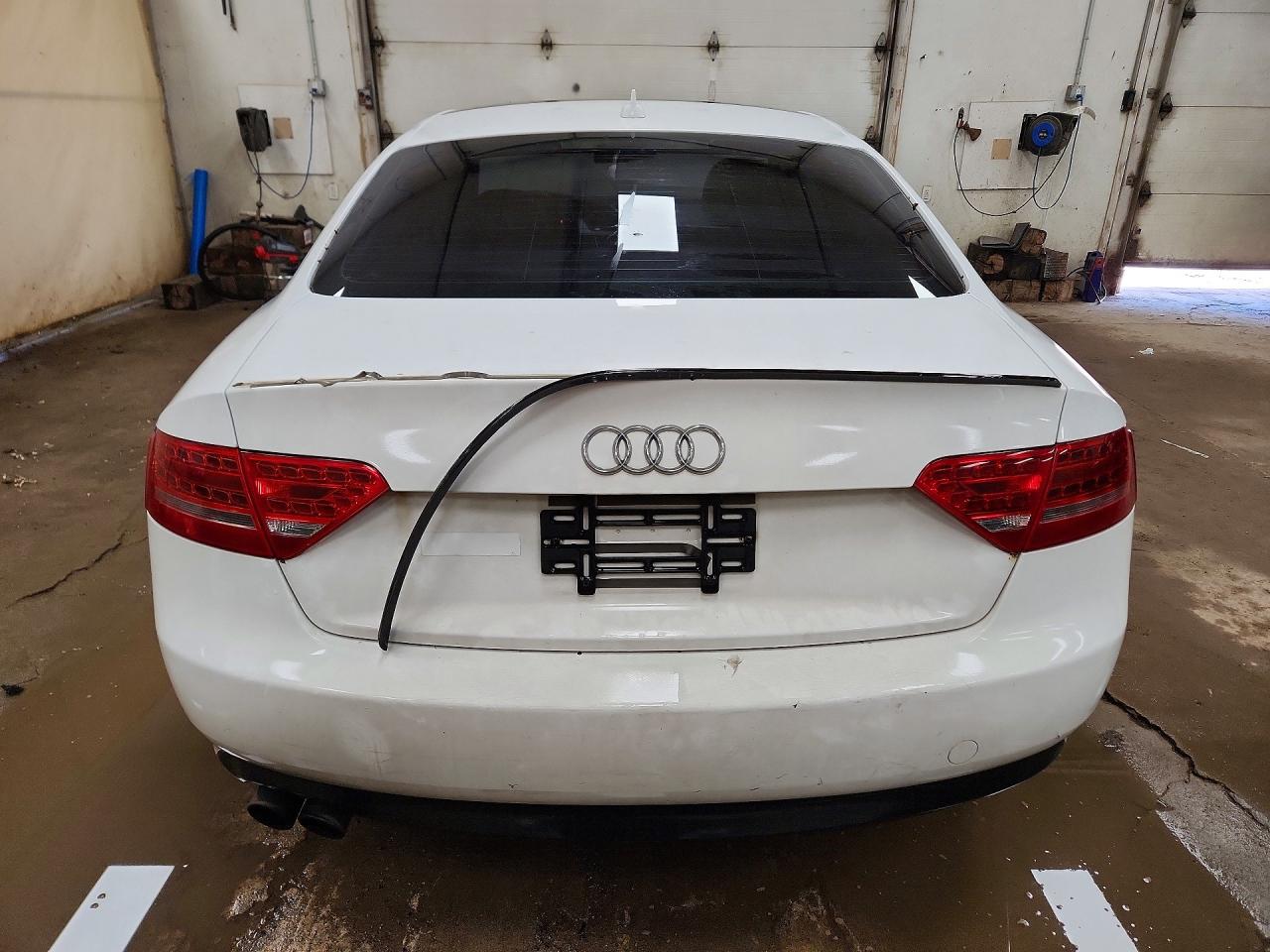 2010 Audi A5 Premium Plus White vin: WAULFAFR2AA010612