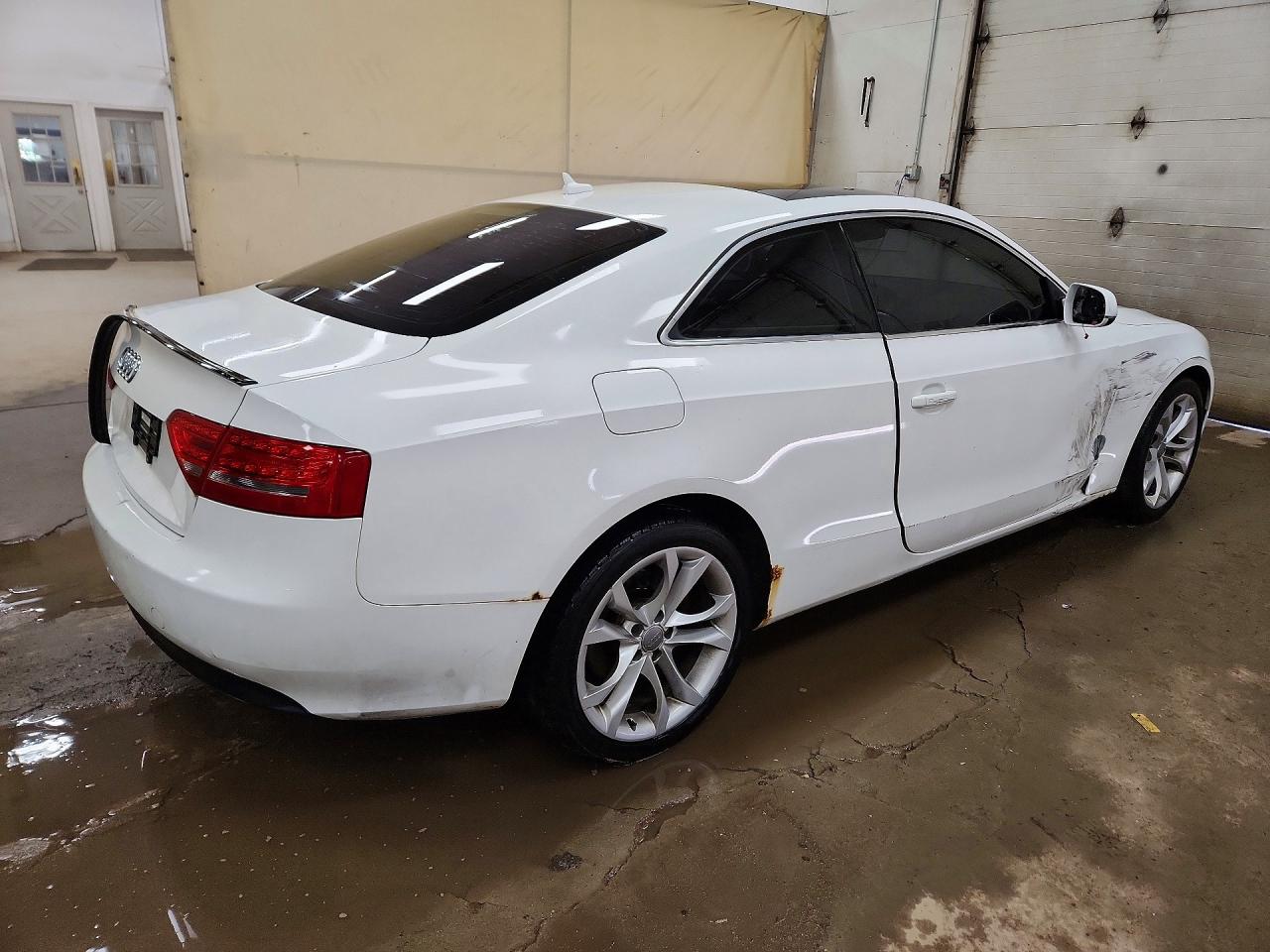 2010 Audi A5 Premium Plus White vin: WAULFAFR2AA010612
