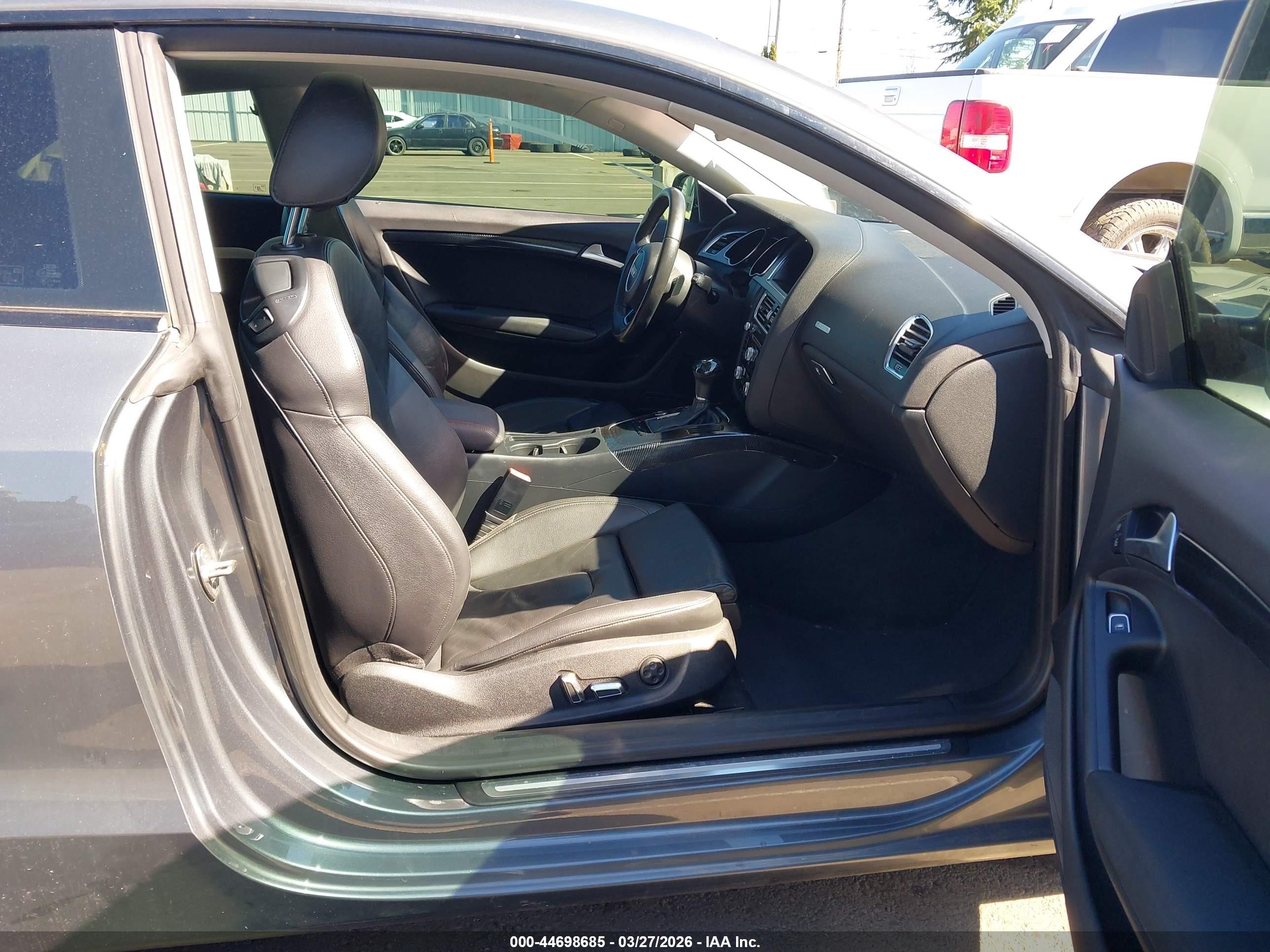 2013 Audi A5 2.0t Premium Серый vin: WAULFAFR5DA010155