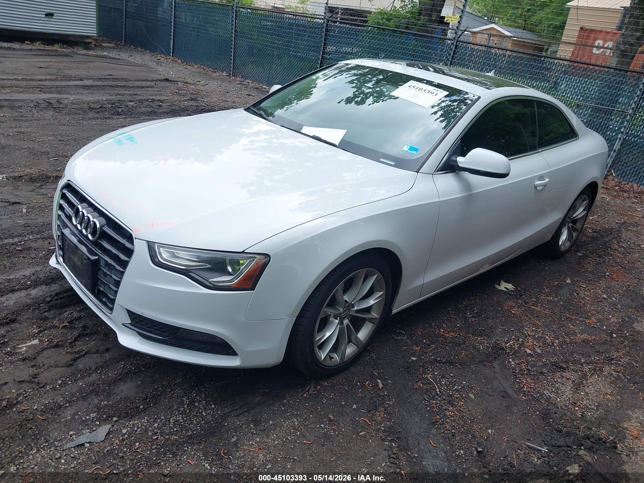 2013 Audi A5 2.0t Premium Белый vin: WAULFAFR6DA012772