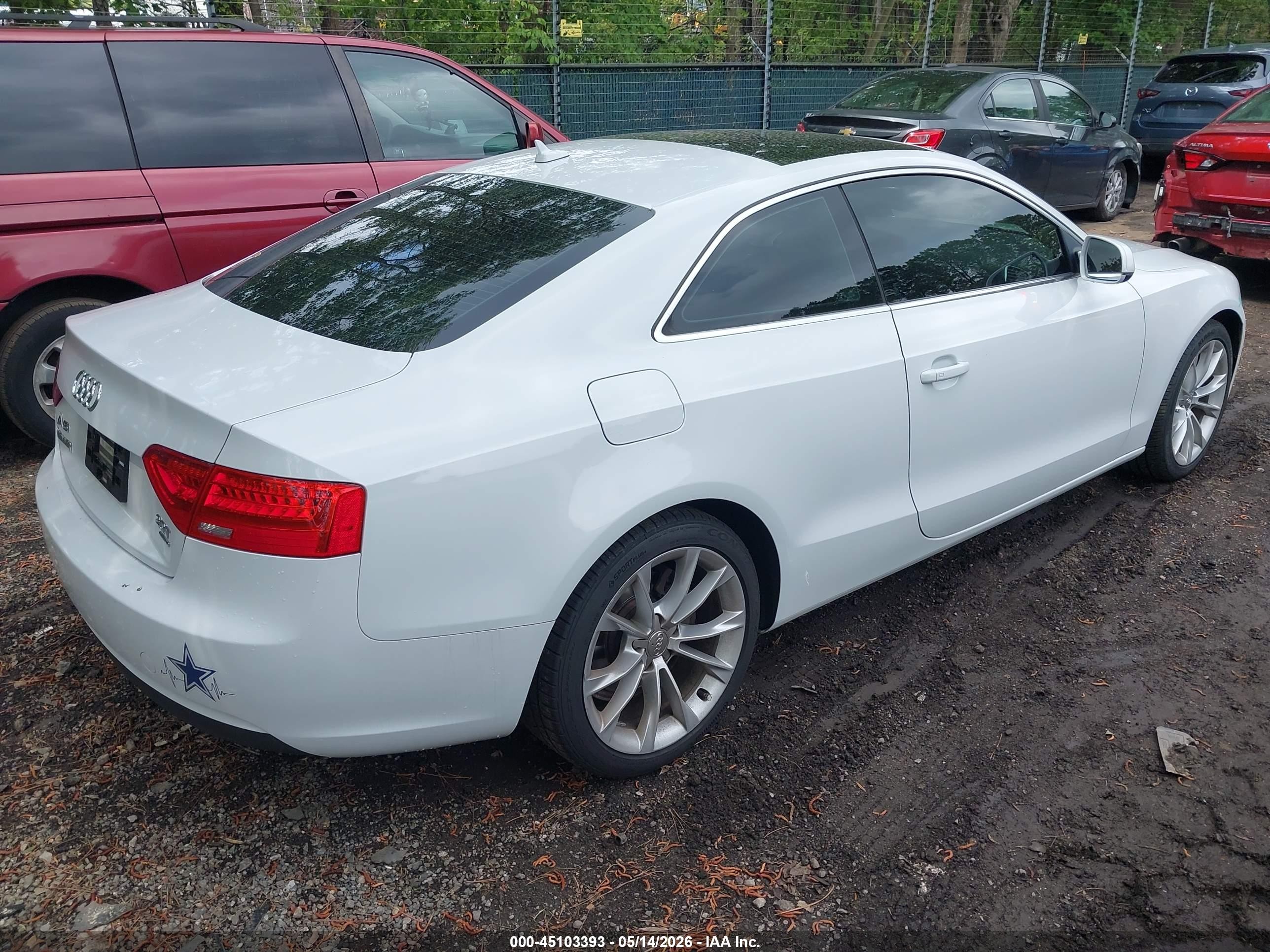 2013 Audi A5 2.0t Premium Белый vin: WAULFAFR6DA012772