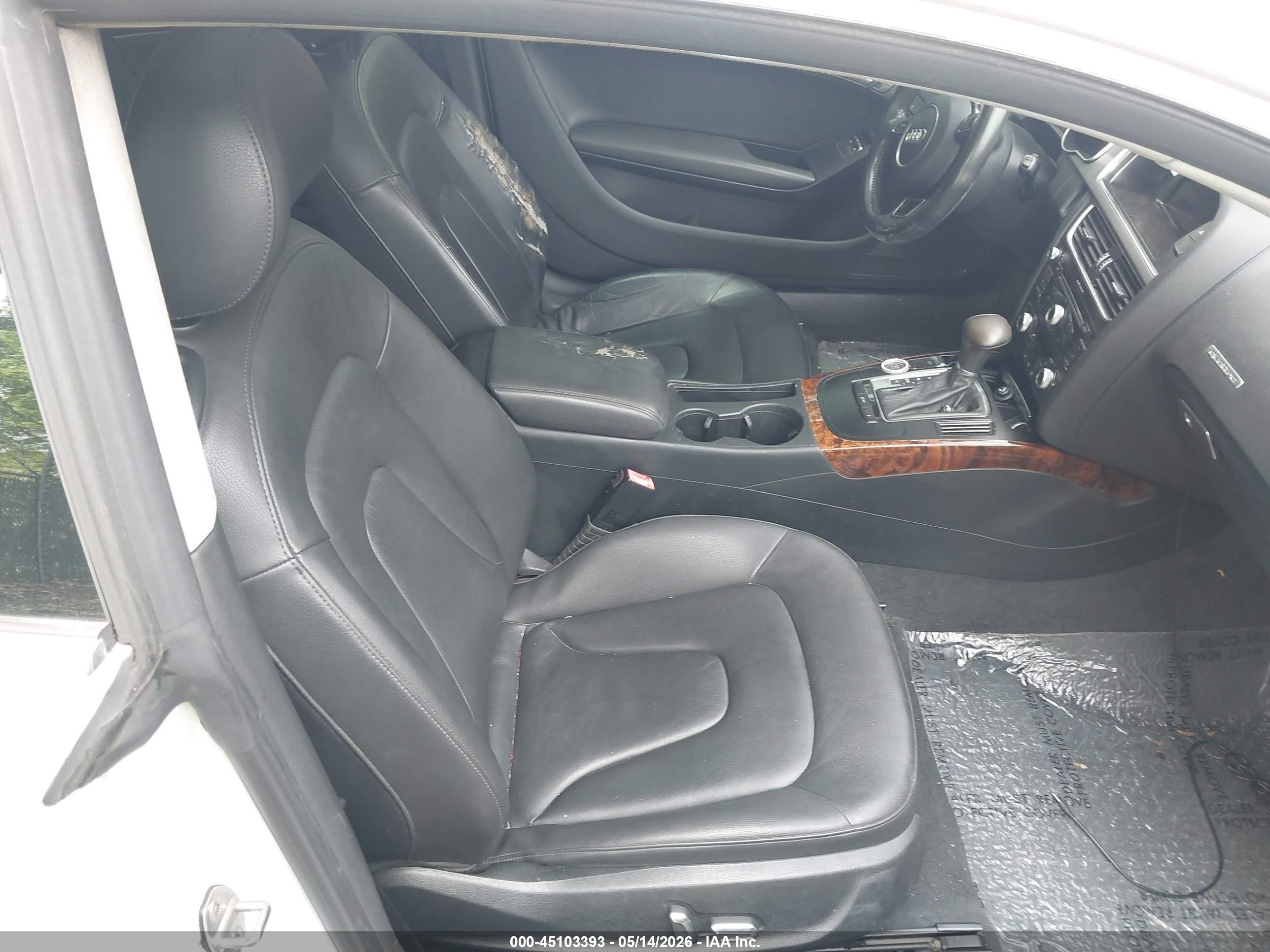 2013 Audi A5 2.0t Premium Белый vin: WAULFAFR6DA012772