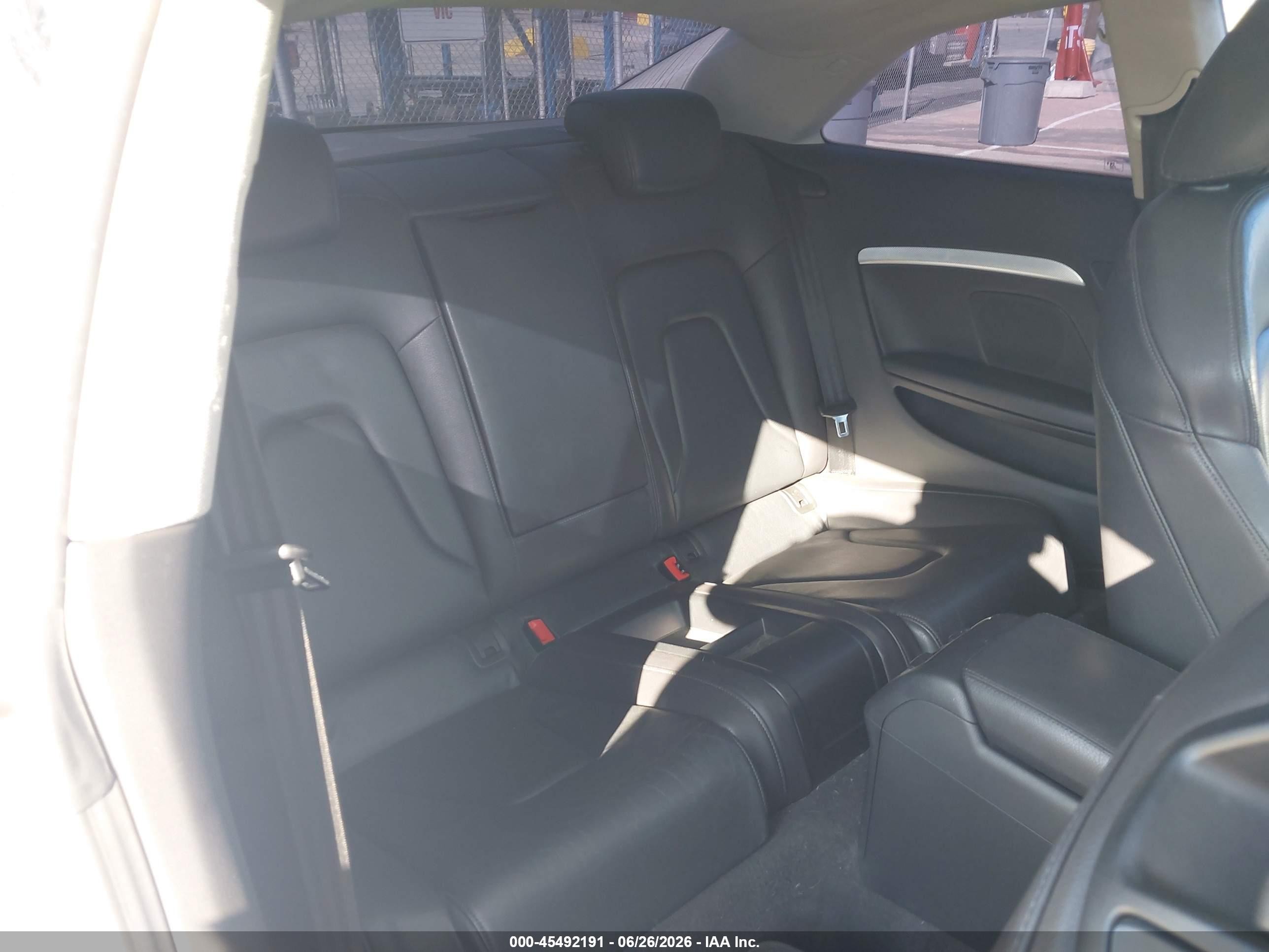 2010 Audi A5 2.0t Premium White vin: WAULFAFRXAA061453