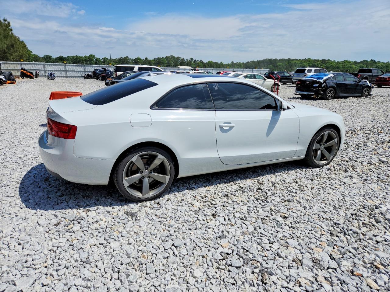 2014 Audi A5 Premium Plus Белый vin: WAULFAFRXEA059336