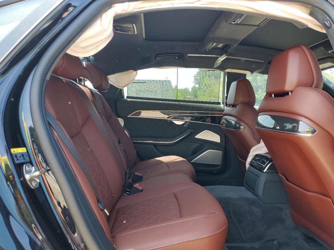 2025 Audi S8    Black vin: WAULSAF82SN006962