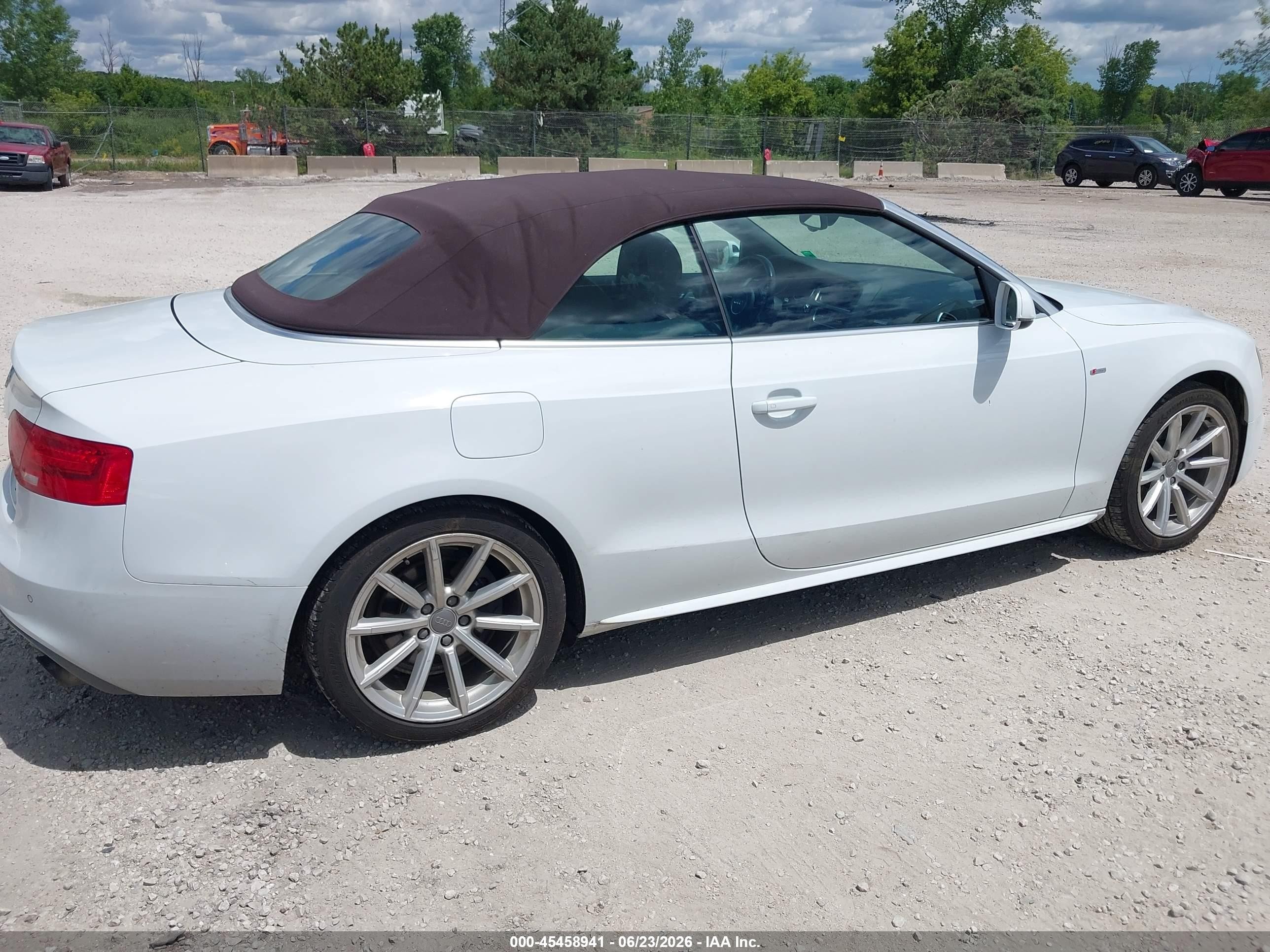 2015 Audi A5 2.0t Premium Белый vin: WAUMFAFH0FN004545