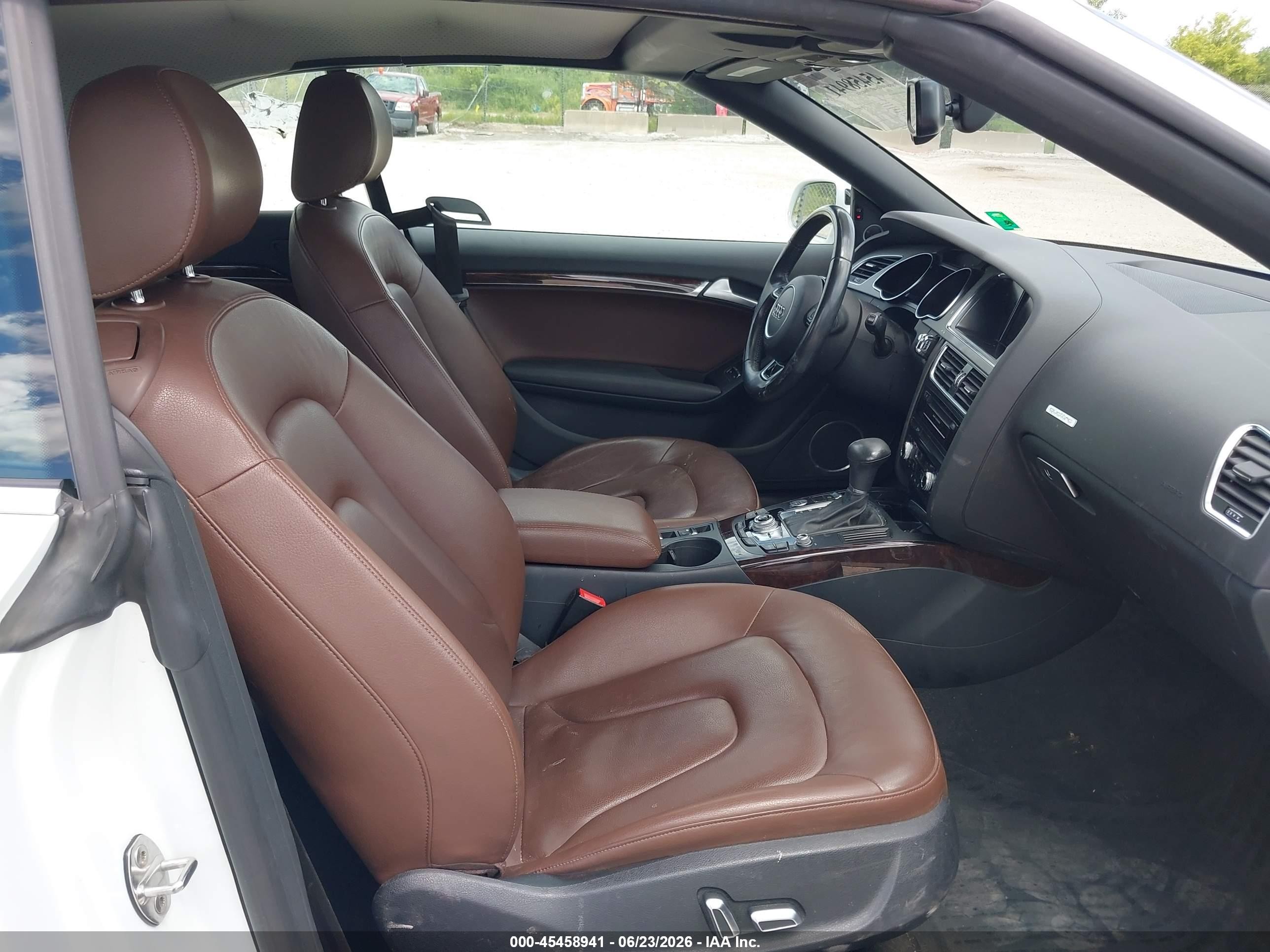 2015 Audi A5 2.0t Premium Белый vin: WAUMFAFH0FN004545