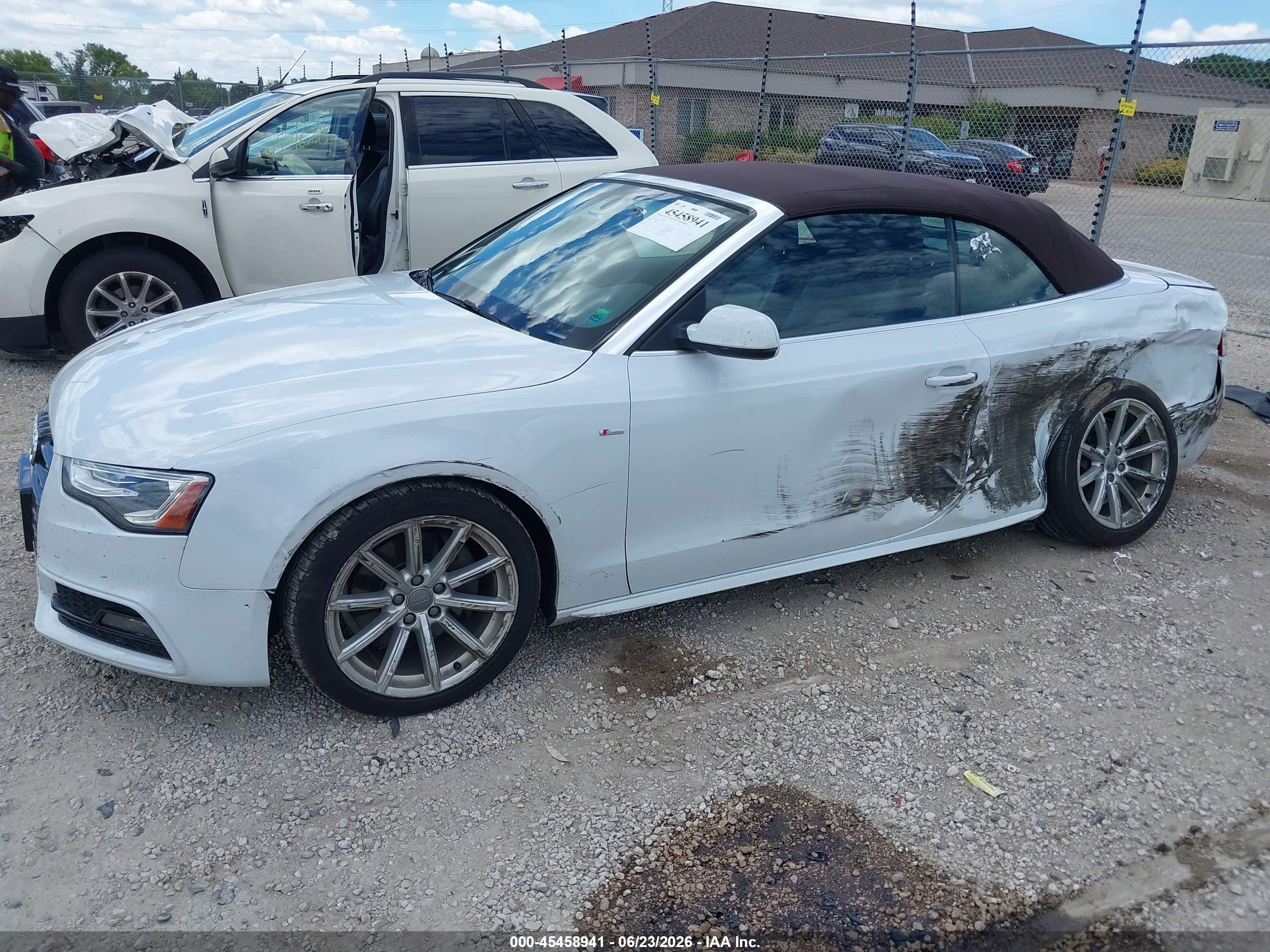 2015 Audi A5 2.0t Premium Белый vin: WAUMFAFH0FN004545