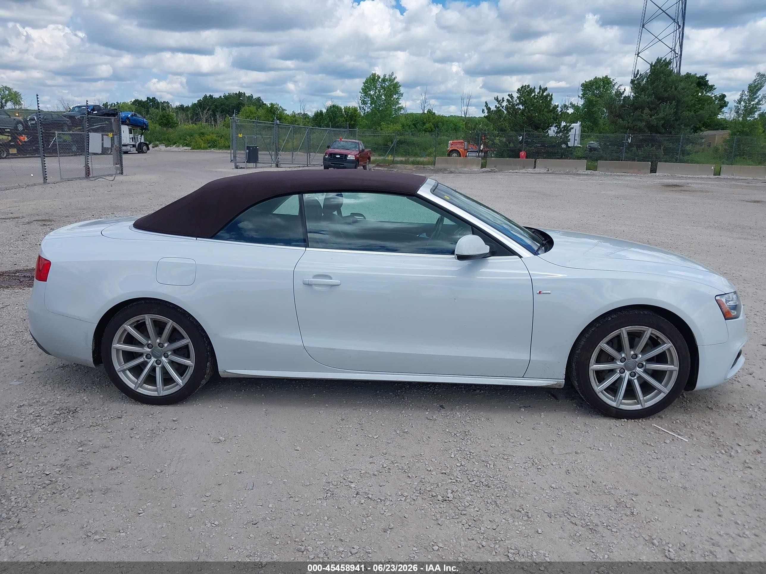 2015 Audi A5 2.0t Premium Белый vin: WAUMFAFH0FN004545