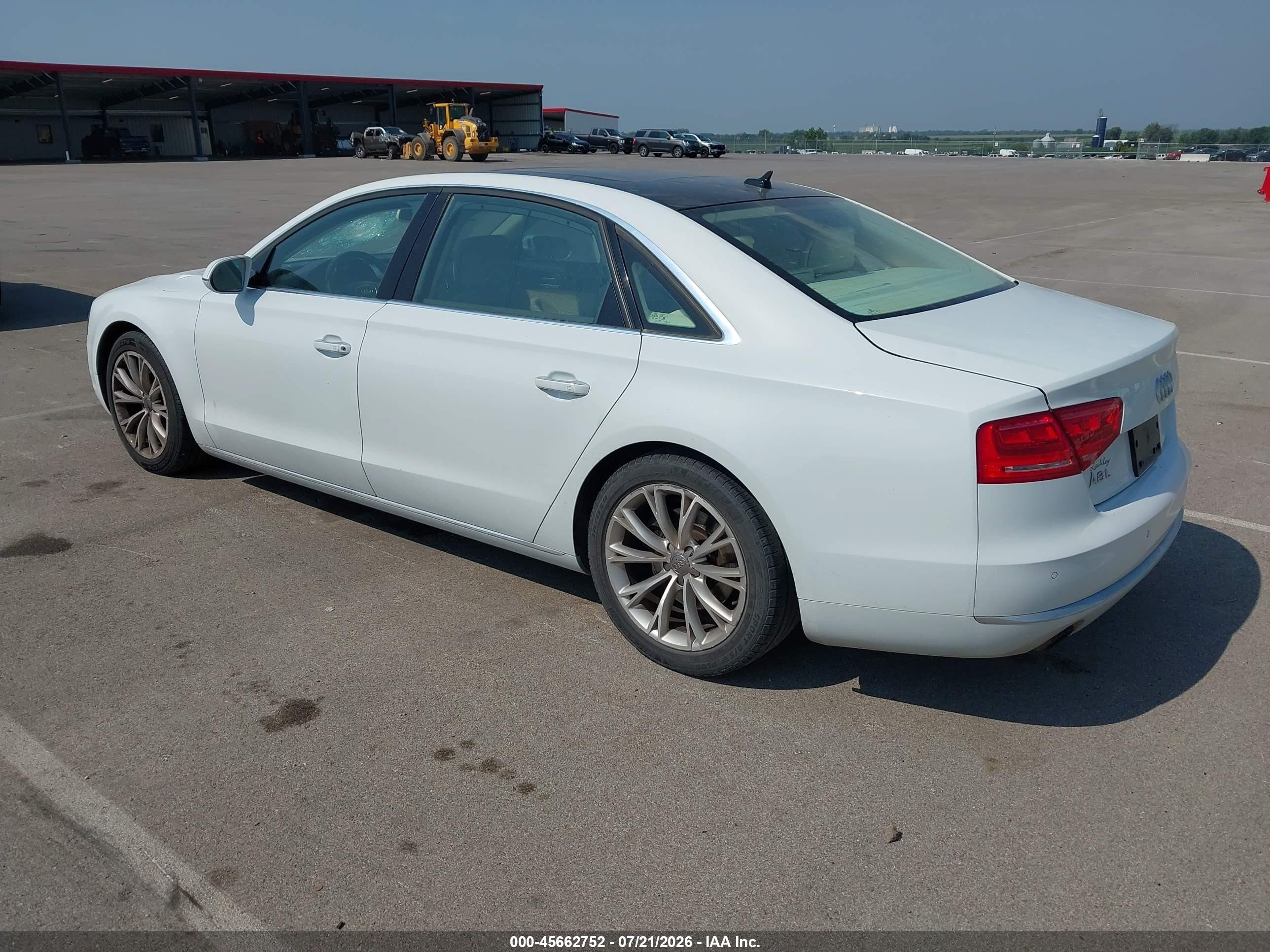 2013 Audi A8 L 3.0t Белый vin: WAURGAFD7DN005611