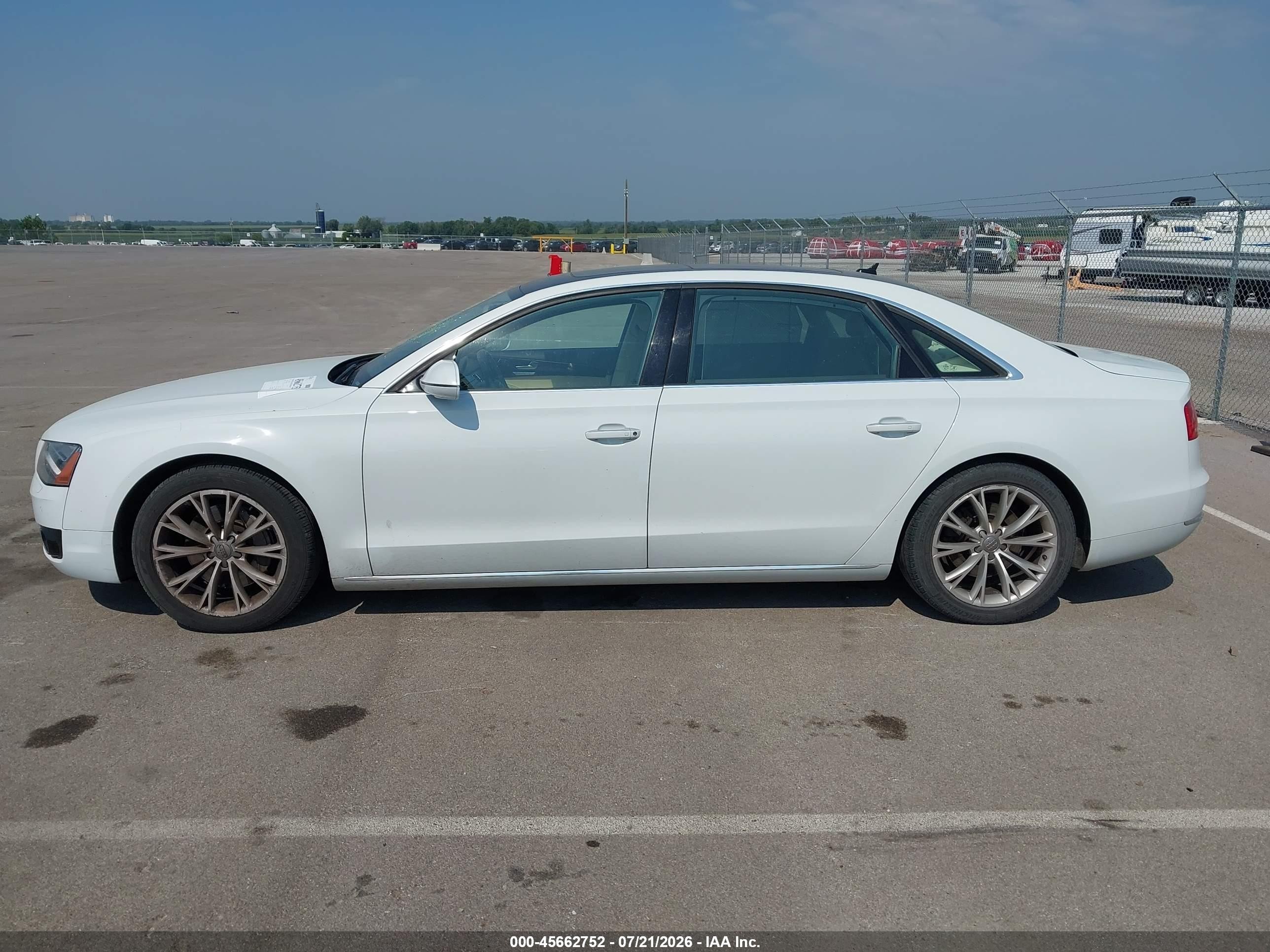 2013 Audi A8 L 3.0t Белый vin: WAURGAFD7DN005611