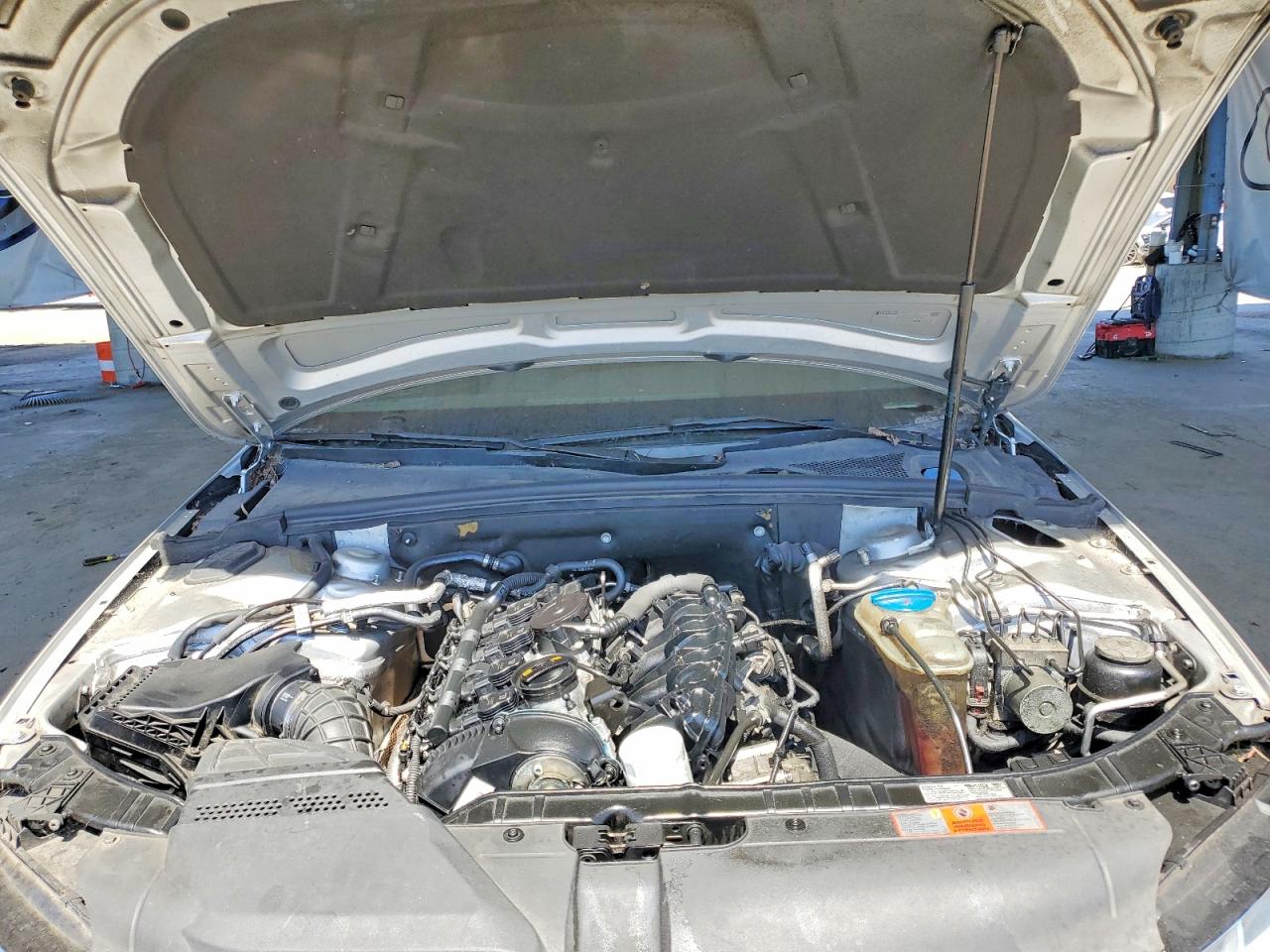 2010 Audi A4 Premium Silver vin: WAUSFAFL9AA036373
