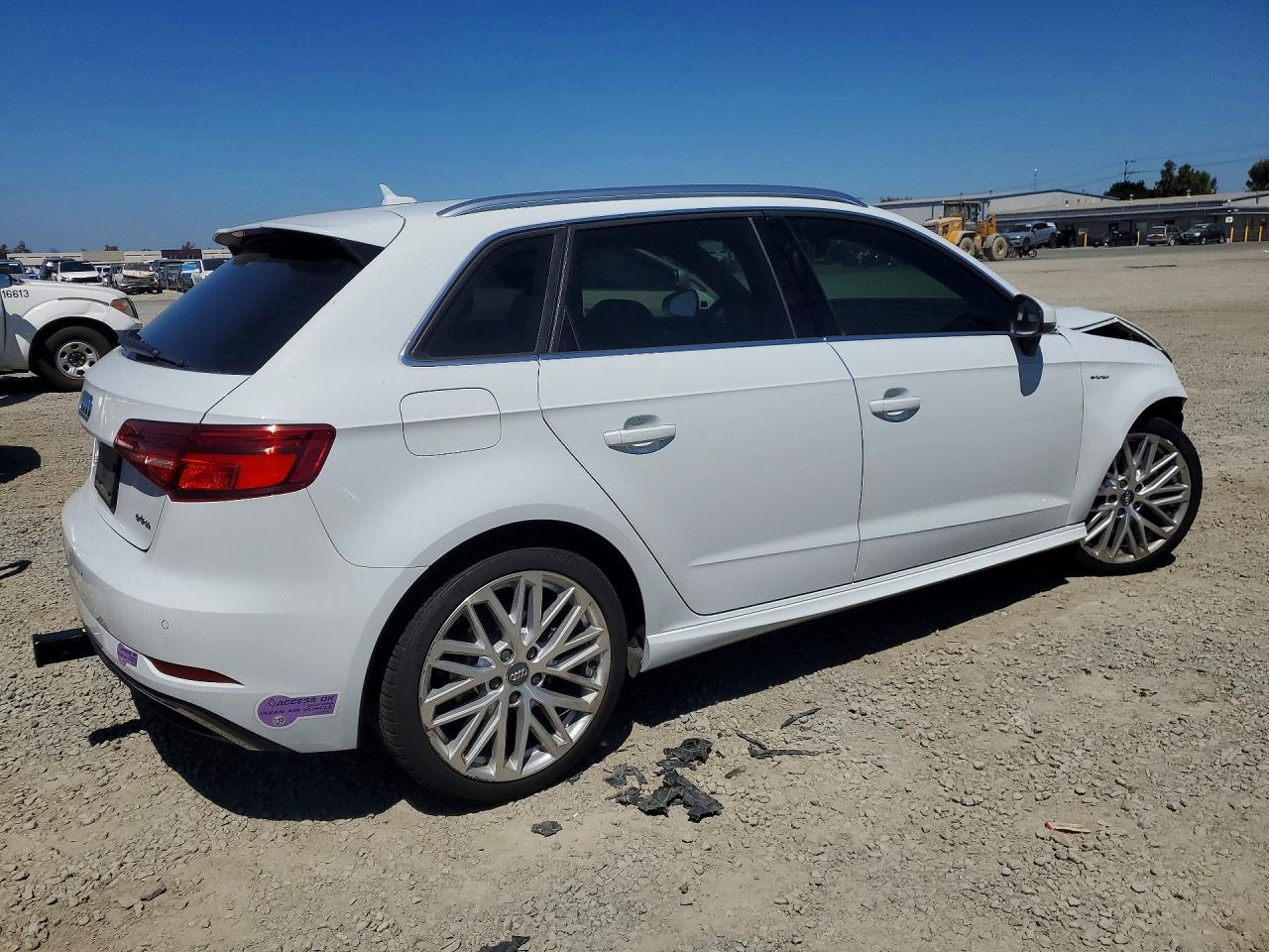 2018 Audi A3 E-tron Premium Plus White vin: WAUTPBFF0JA065293