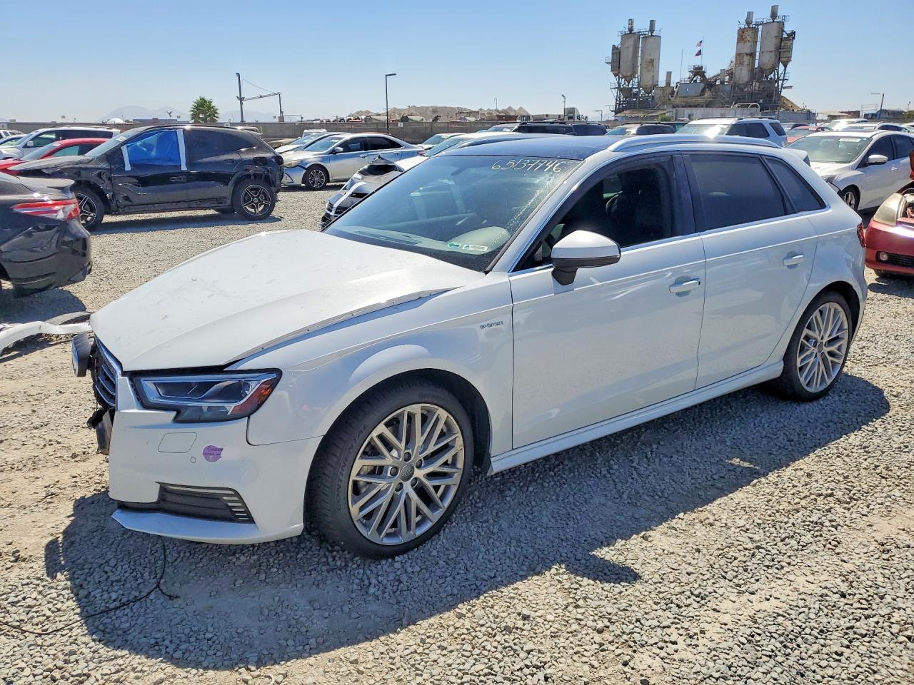 2018 Audi A3 E-tron Premium Plus Белый vin: WAUTPBFF0JA065293