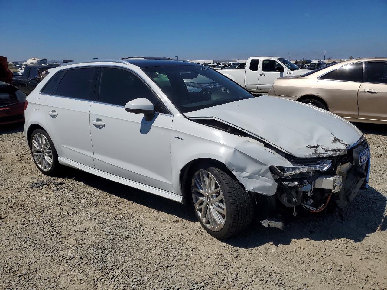 2018 Audi A3 E-tron Premium Plus White vin: WAUTPBFF0JA065293