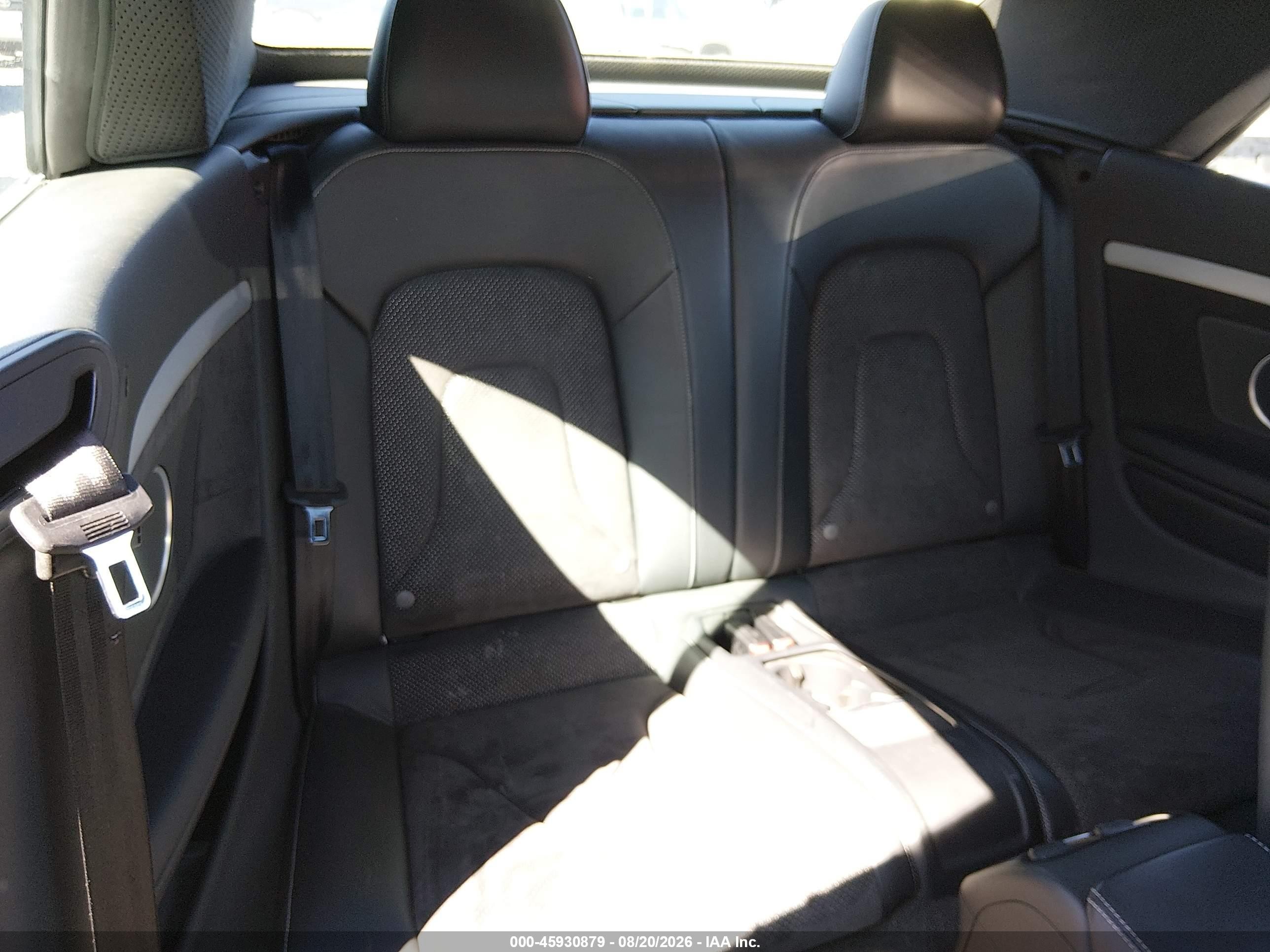 2011 Audi A5 2.0t Premium Серебряный vin: WAUWFAFHXBN005298