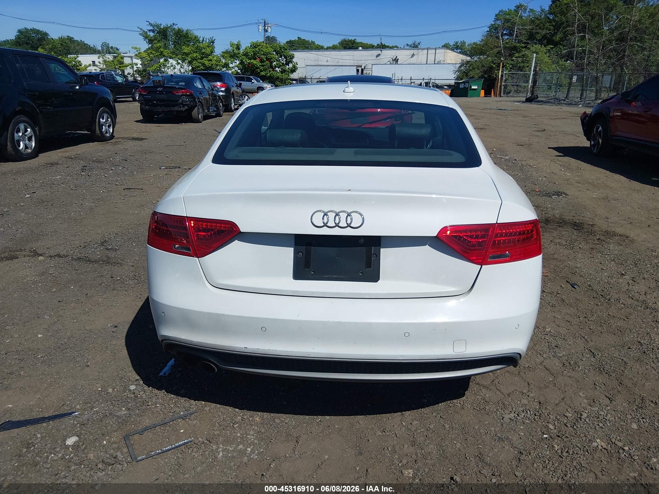 2013 Audi A5 2.0t Premium White vin: WAUWFAFR2DA040937