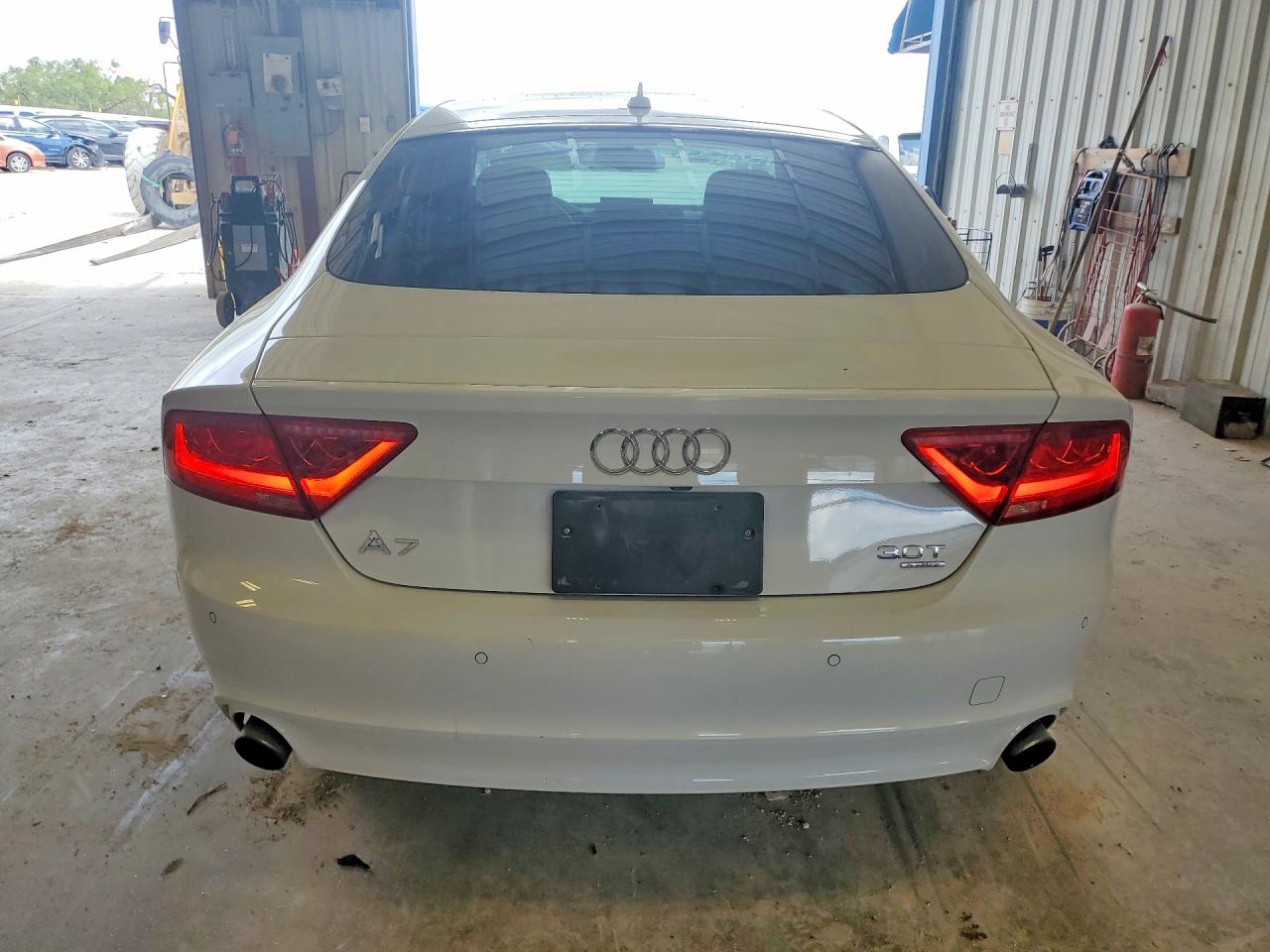 2014 Audi A7 Premium Plus Белый vin: WAUWGAFC5EN079850