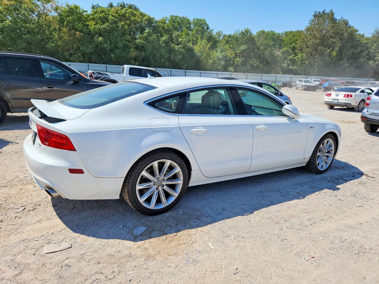 2012 Audi A7 Premium Plus White vin: WAUYGAFC2CN175487