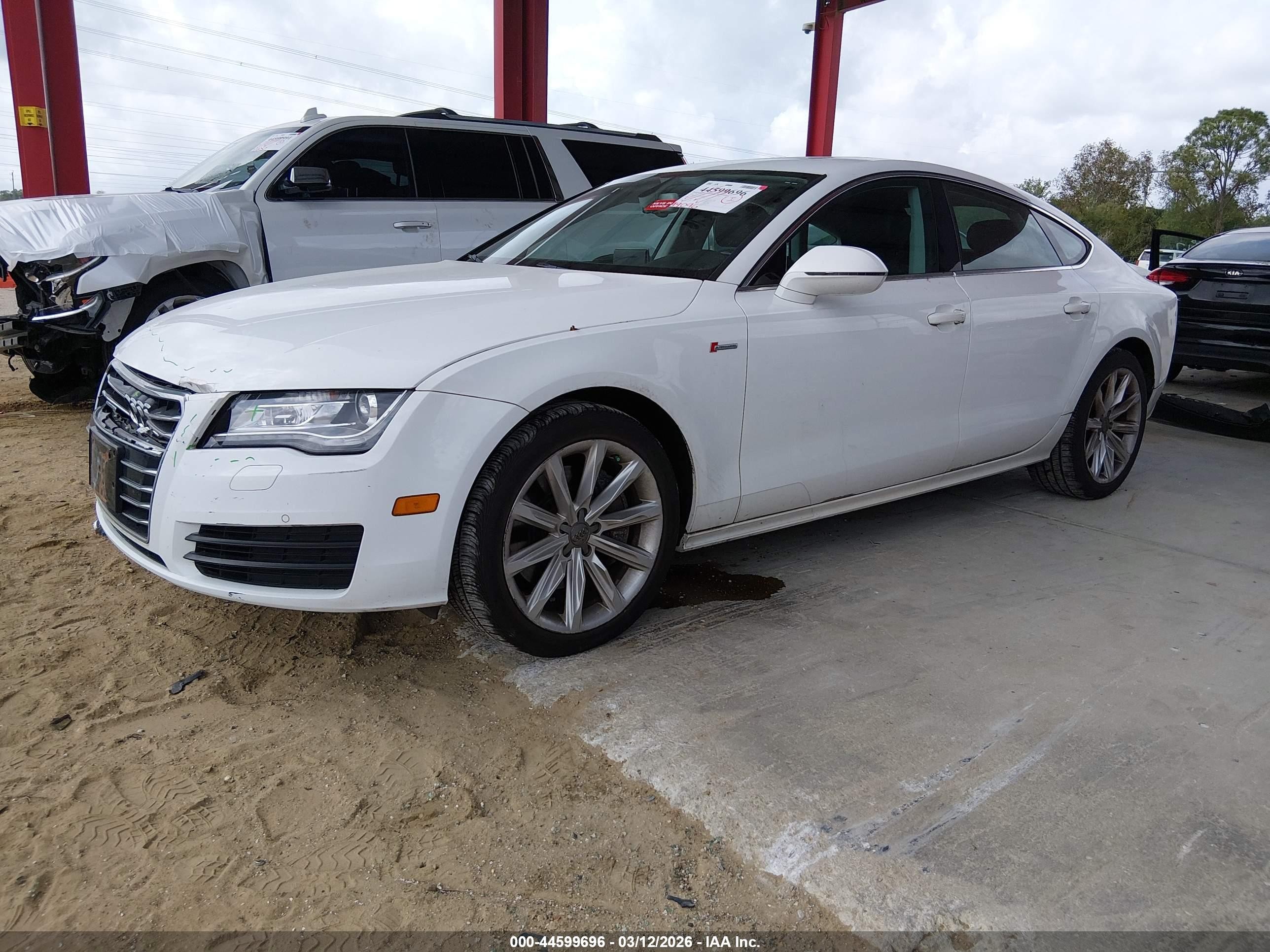 2012 Audi A7 Premium White vin: WAUYGAFC6CN036950