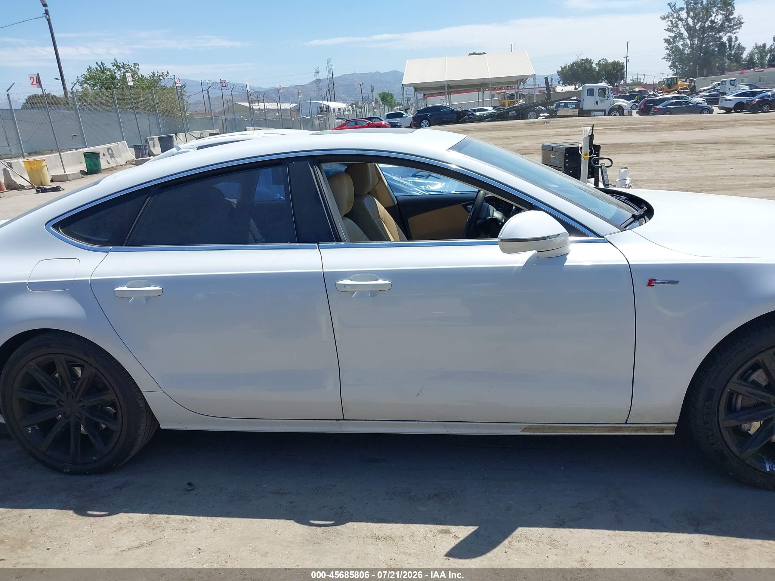 2012 Audi A7 Premium White vin: WAUYGAFC8CN061851